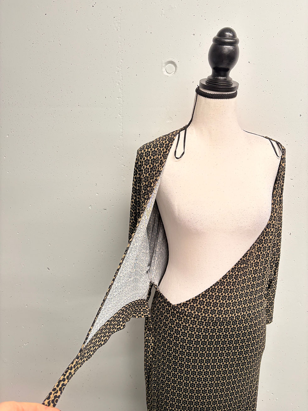Miniaturbild: Damen-Outfit auf einer Büste, elegant, geometrisches Muster, Mode-Kleidung, gold-schwarz.