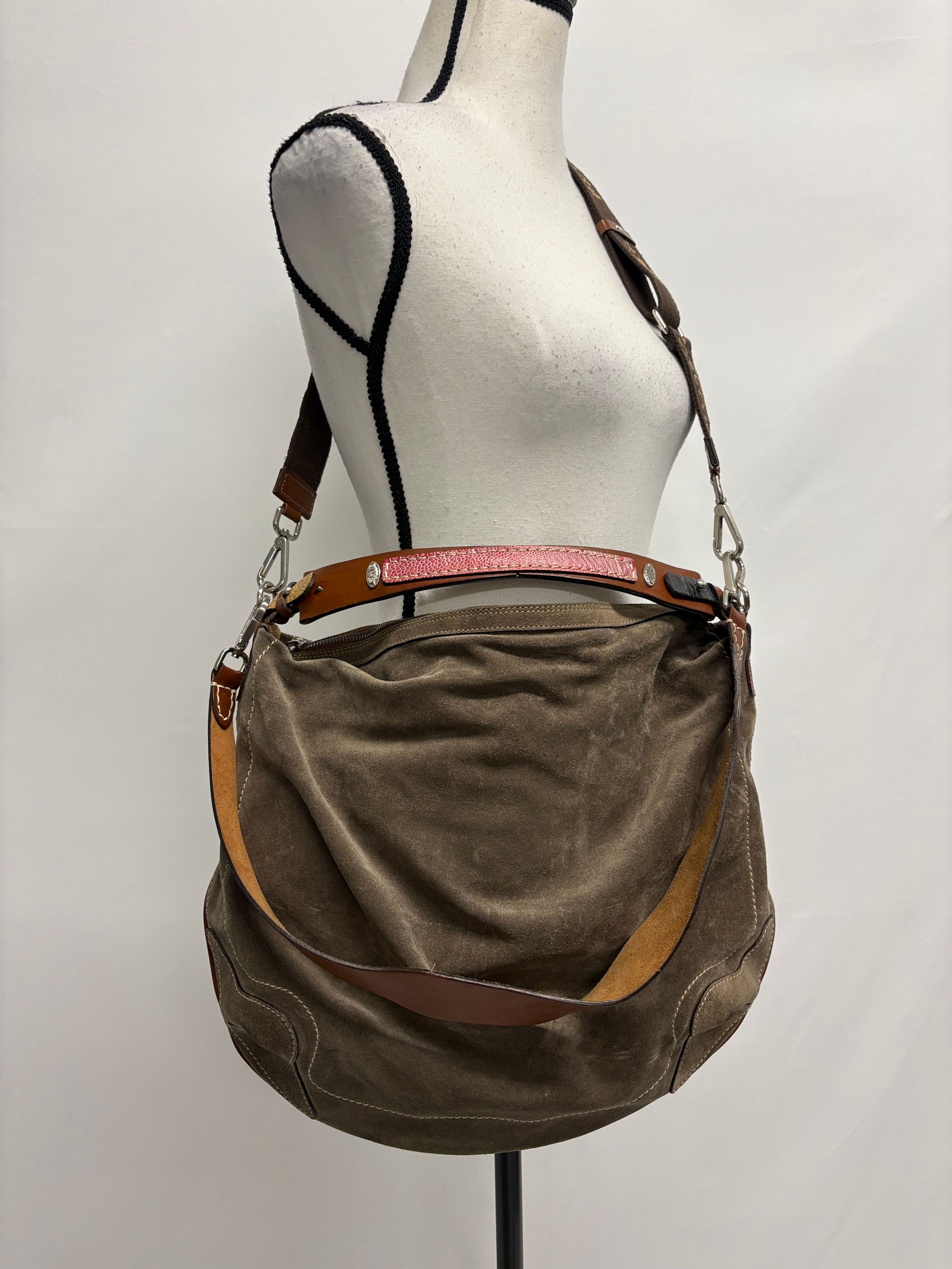 Braune Umhängetasche auf einem Schaufensterpuppe.  Schulterriemen und braunes Leder.