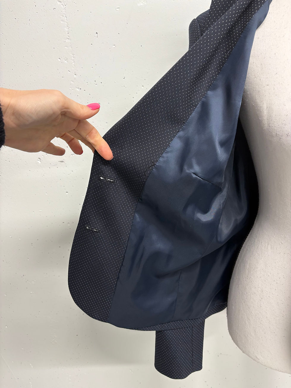 Miniaturbild: Dunkelblauer Blazer innenansicht. Knöpfe und Innenfutter. Detailaufnahme eines Blazer-Innenraums.