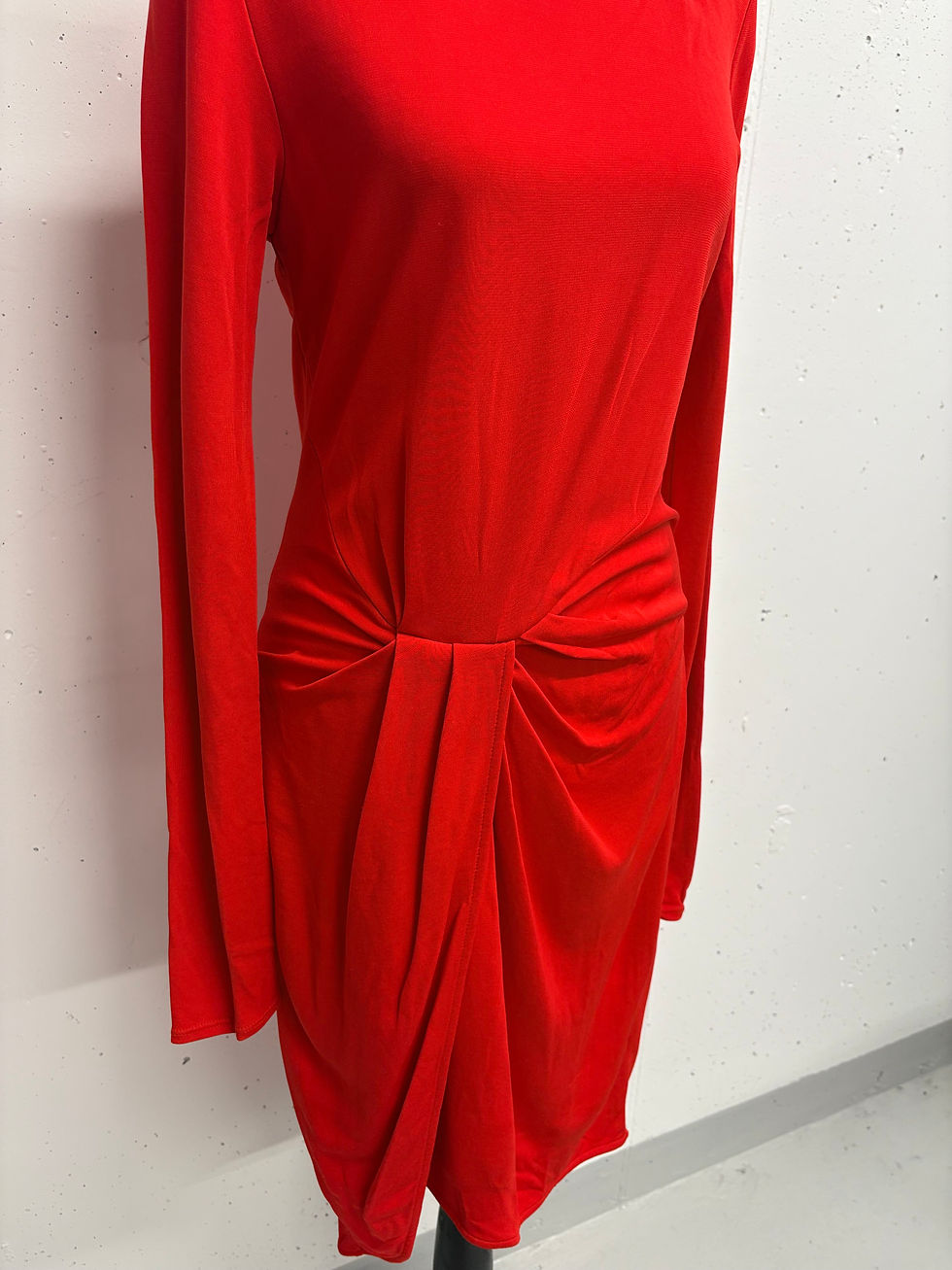 Rotes Kleid mit langen Ärmeln, drapiertem Detail, elegantes Outfit, Mode Darstellung.