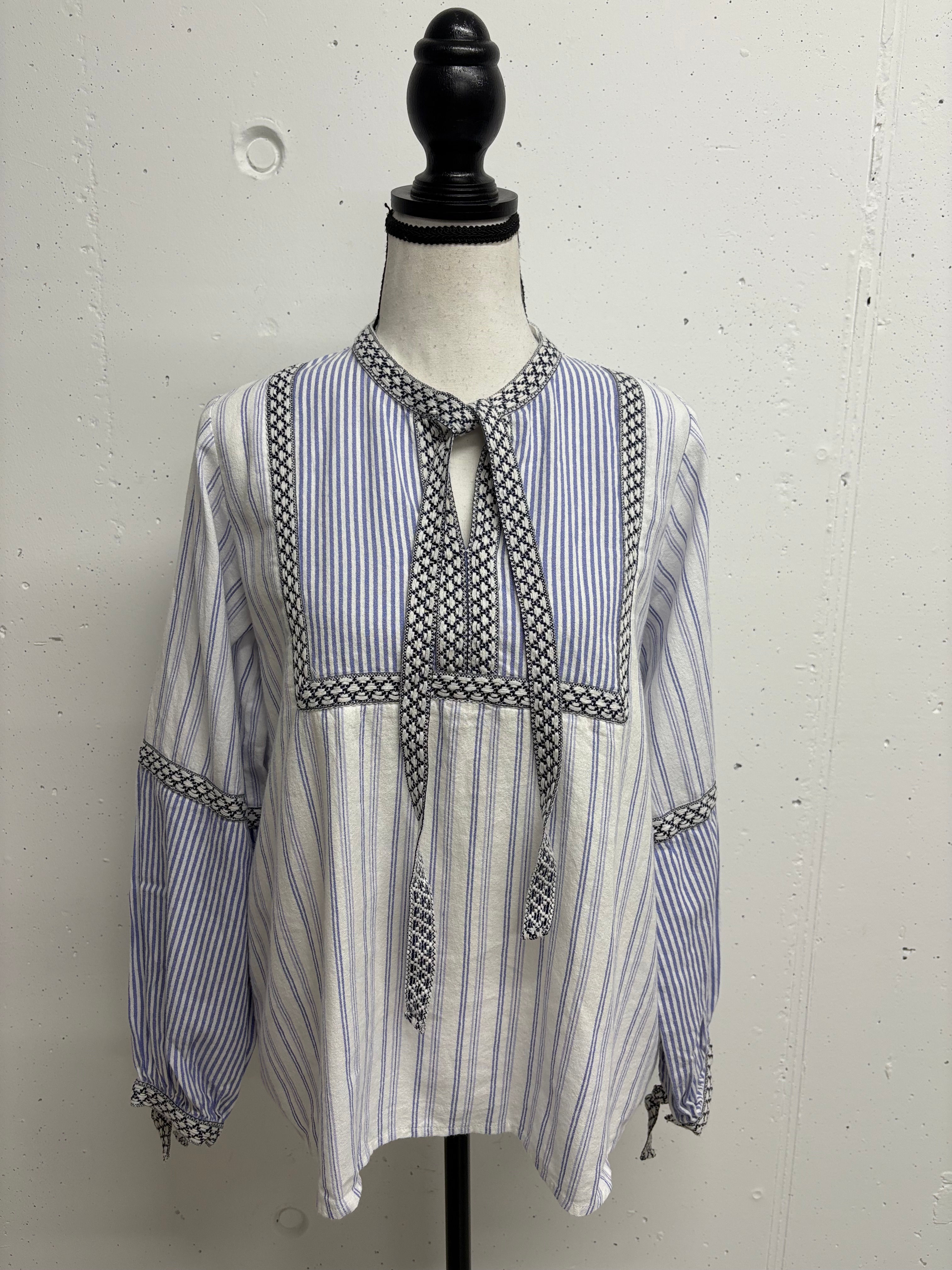 Gemusterte Bluse mit blau-weißen Streifen, JAEGER gestreifte Bluse Gr. 42; Mode-Präsentation.