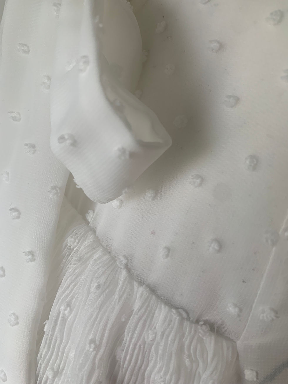 Miniaturbild: Weißes Kleid mit Punkten und Falten, Detailaufnahme. LIEBLINGSSTüCK Strickjacke Gr. 36.