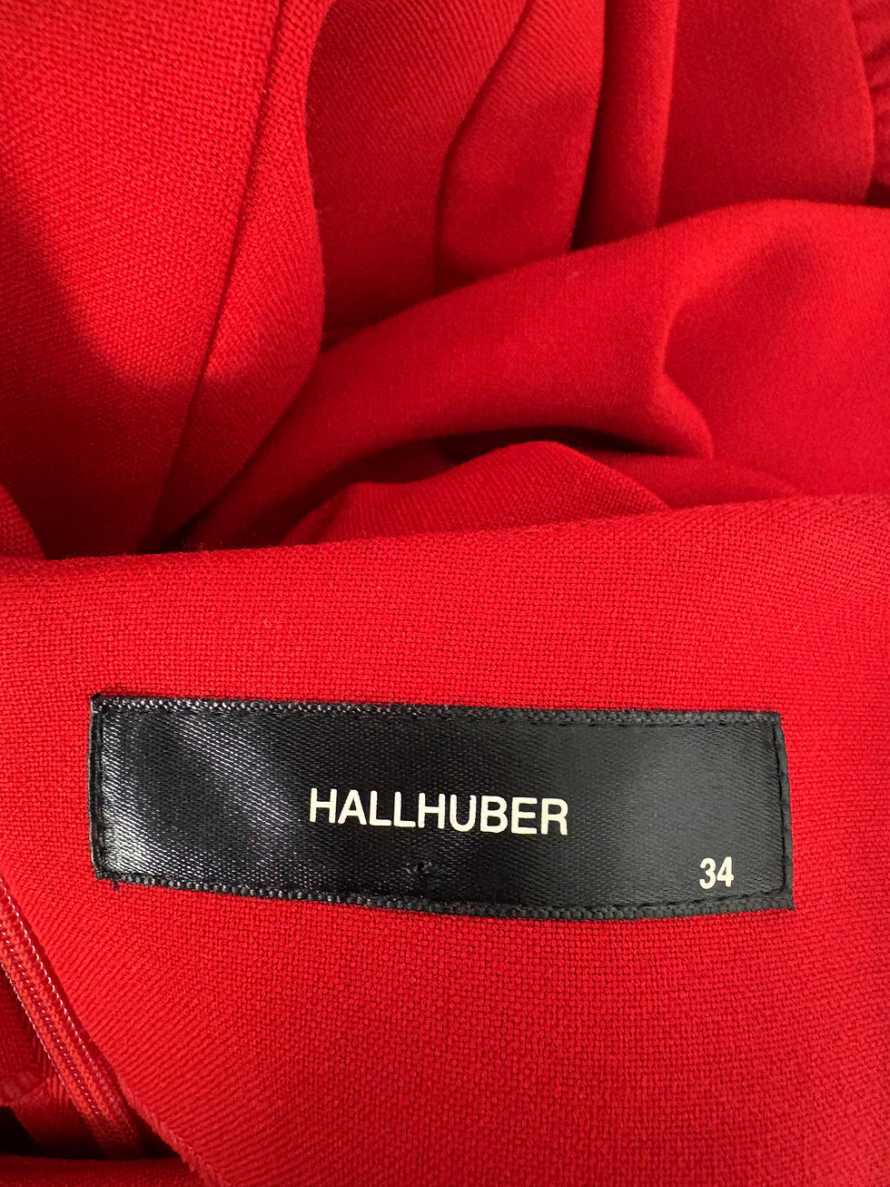 Miniaturbild: Rotes Kleid mit HALLHUBER-Etikett und Größe 34, Nahaufnahme eines Kleidungsstücks.