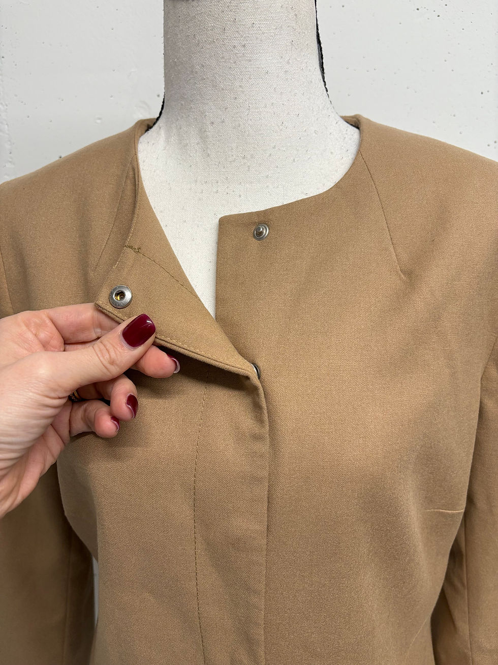 Eine Person befestigt Knopf an brauner Jacke. MOS MOSH Bluse aus Viskose Gr. M