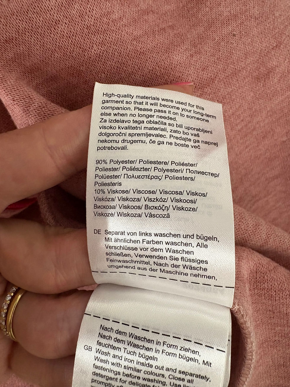 Miniaturbild: Etikett mit Text über Materialien und Pflegehinweise, FTC Jacke aus Kashmir & Lyocell Gr. M