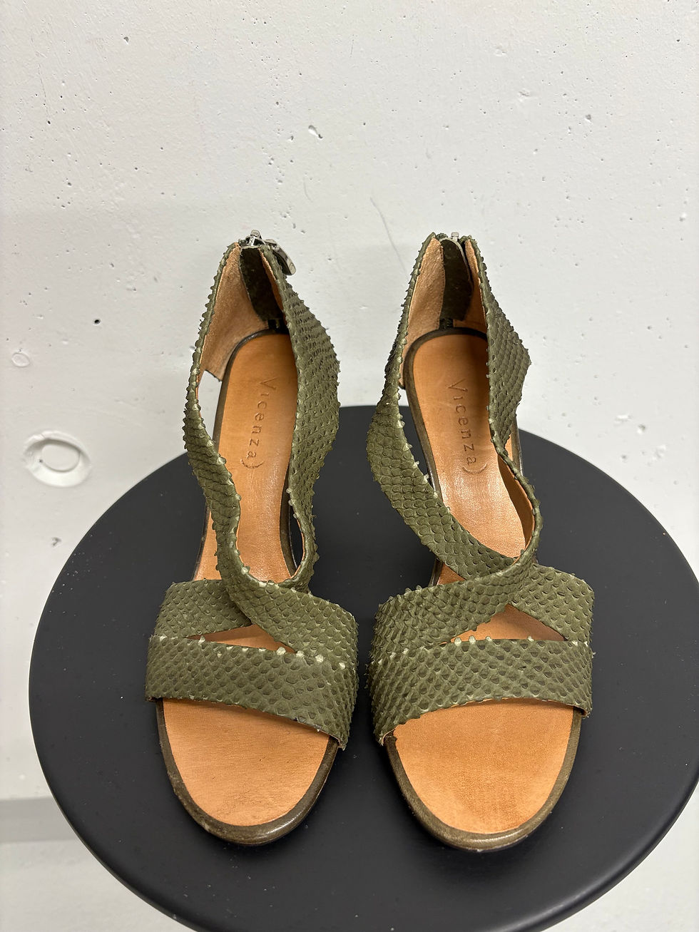 Miniaturbild: Grüne Sandaletten mit gekreuzten Riemen, offenem Rücken, Mode Accessoire, Nahaufnahme