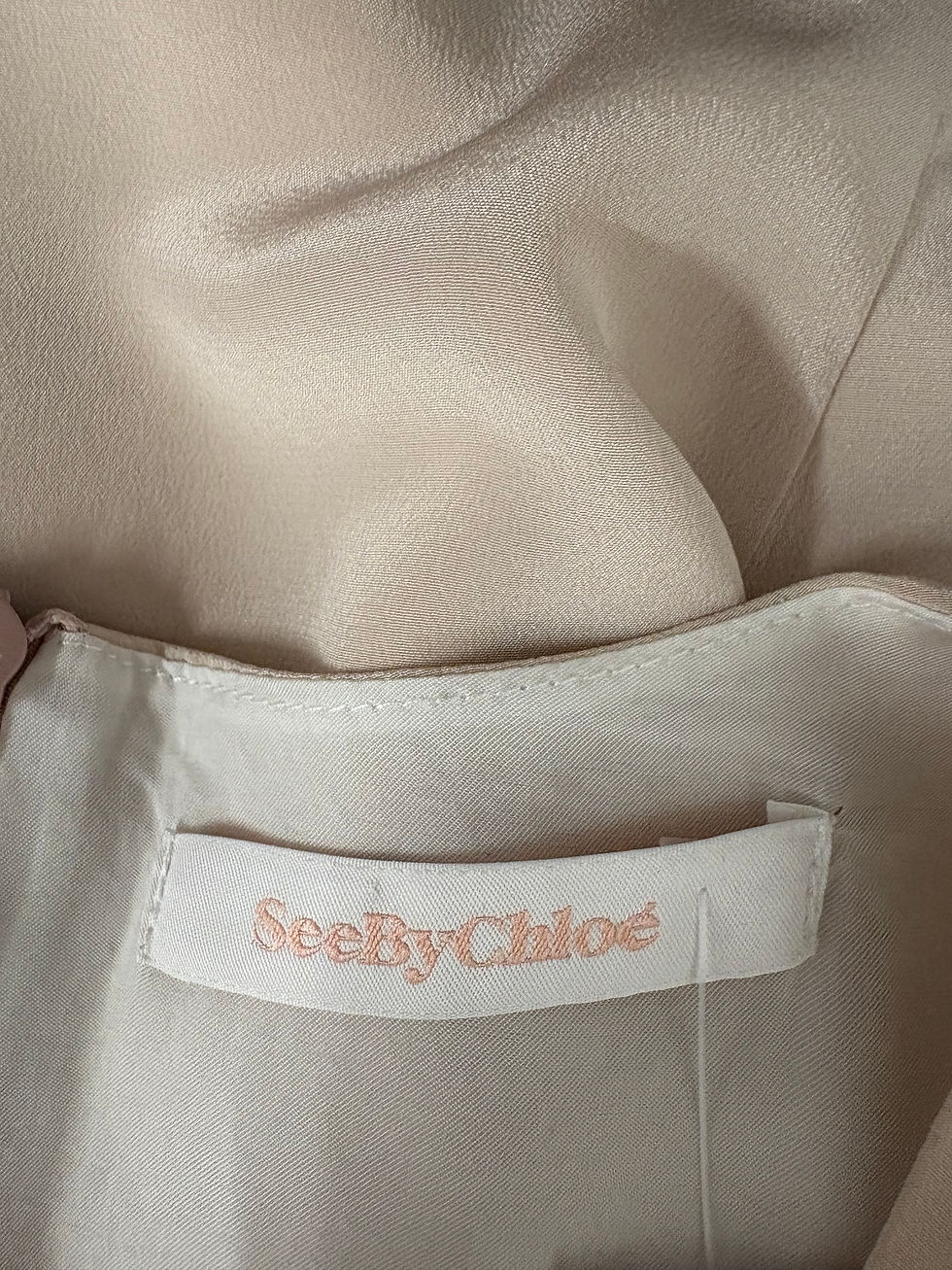 Miniaturbild: See By Chloe Label, beige dress. Details of a designer dress, close-up view.