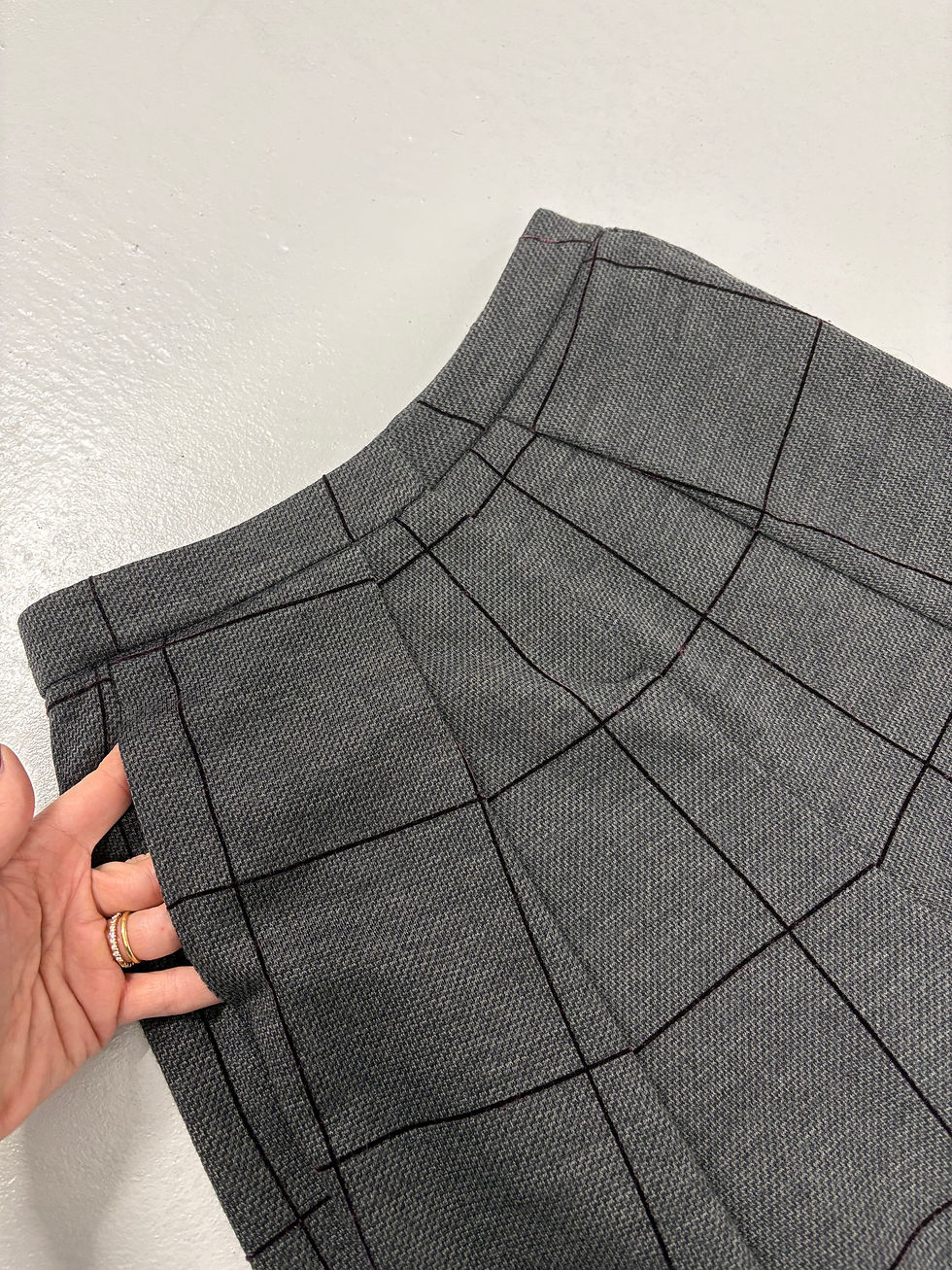 Graue Hose mit Karomuster, Nahaufnahme, EMPORIO ARMANI Culotte aus Wolle Gr. 34 (NP 300.-).