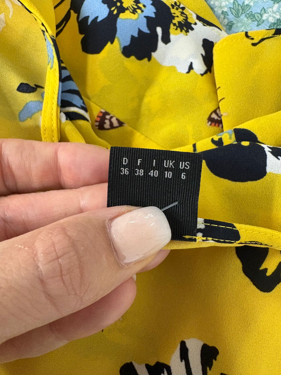 Miniaturbild: Gelbe Bluse mit Etikett und den Größenangaben D 36, I 38, UK 10, US 6.