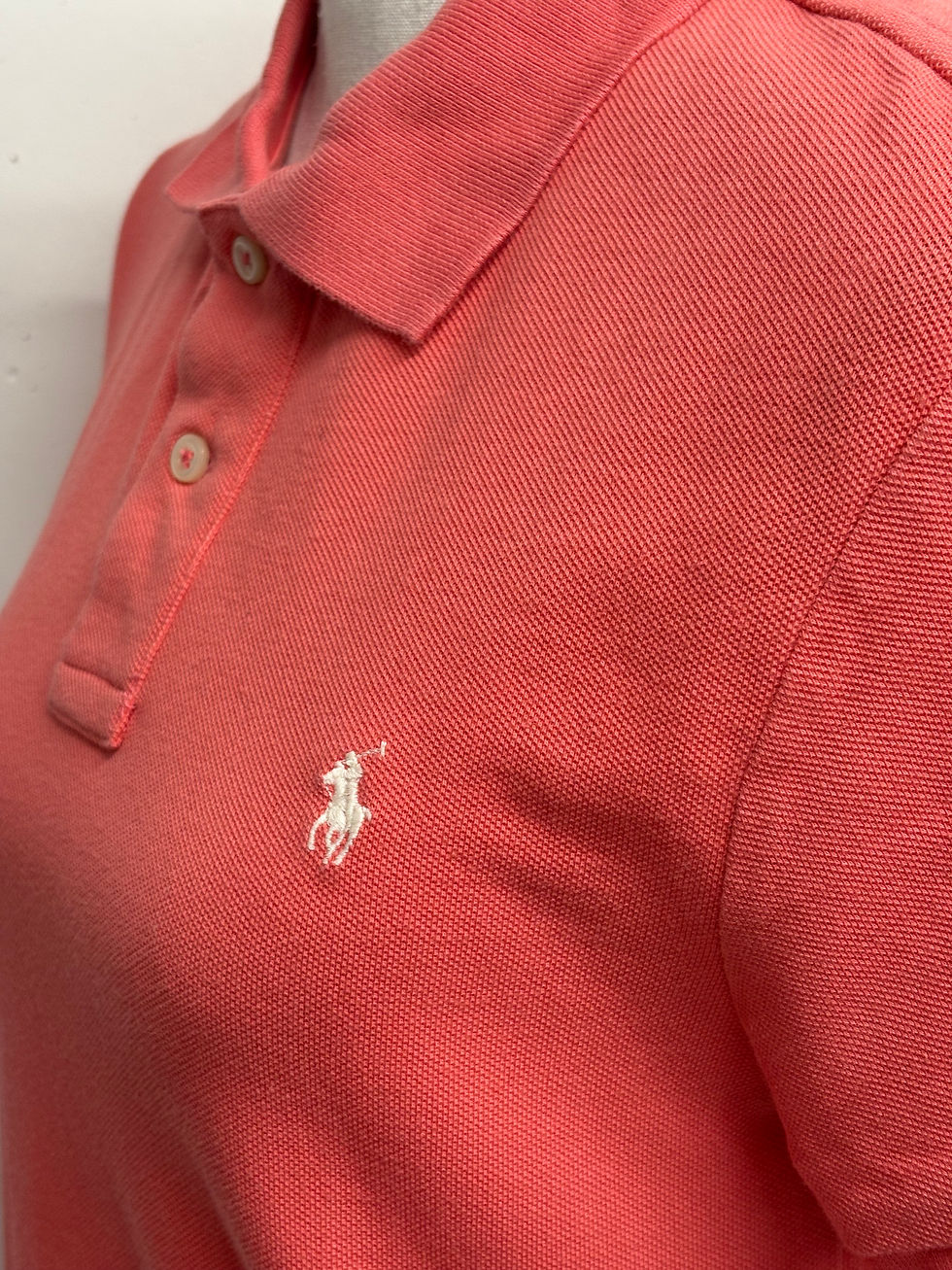 Miniaturbild: Pink Polo Shirt with white logo, close-up shot of the clothing item