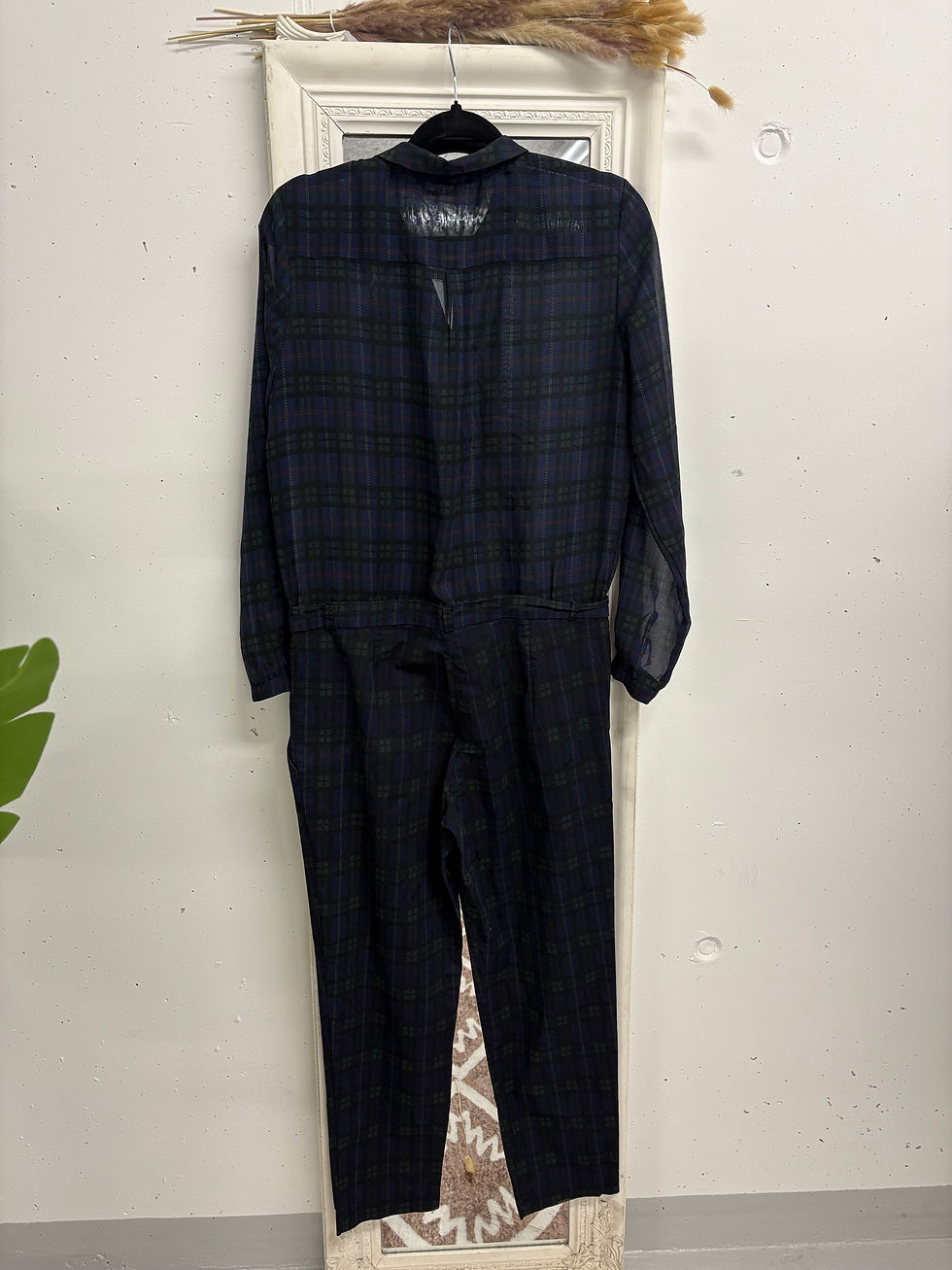 Miniaturbild: Dunkelblau karierter Jumpsuit. ZARA Jumpsuit Gr. M. Auf weißem Hintergrund. Modische Kleidung.