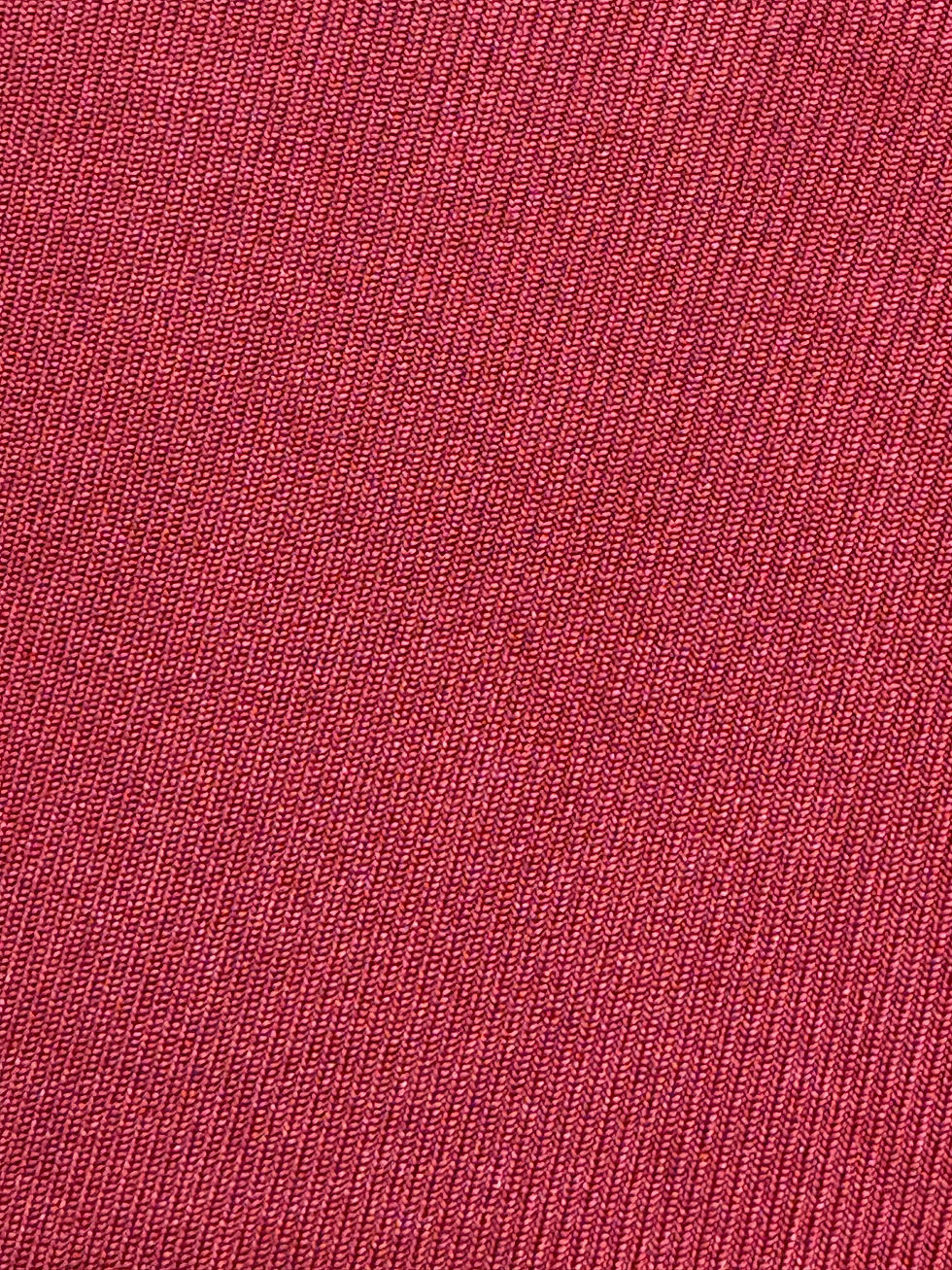 Miniaturbild: Nahaufnahme rotes Textilgewebe, diagonale Streifenstruktur, Detailansicht, Hintergrund, Stoffmuster.