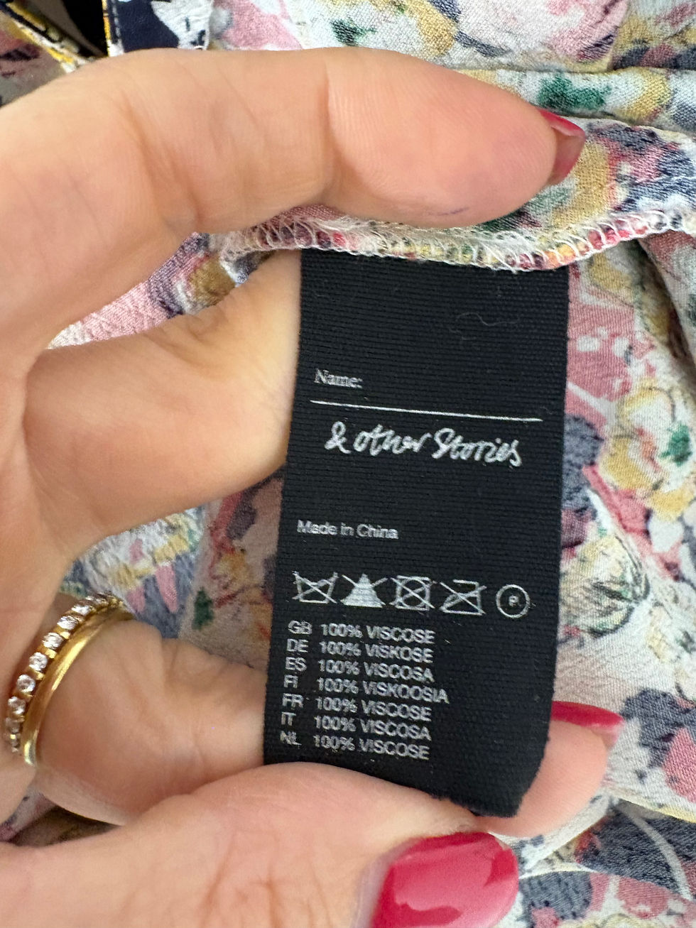 Miniaturbild: & other stories label with washing instructions and 100% Viscose information.