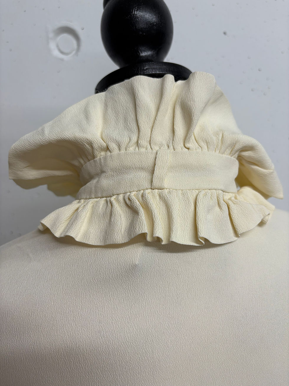 Miniaturbild: Cremefarbener Hemdkragen mit Rüschen, Detailaufnahme, auf einer Schneiderpuppe präsentiert