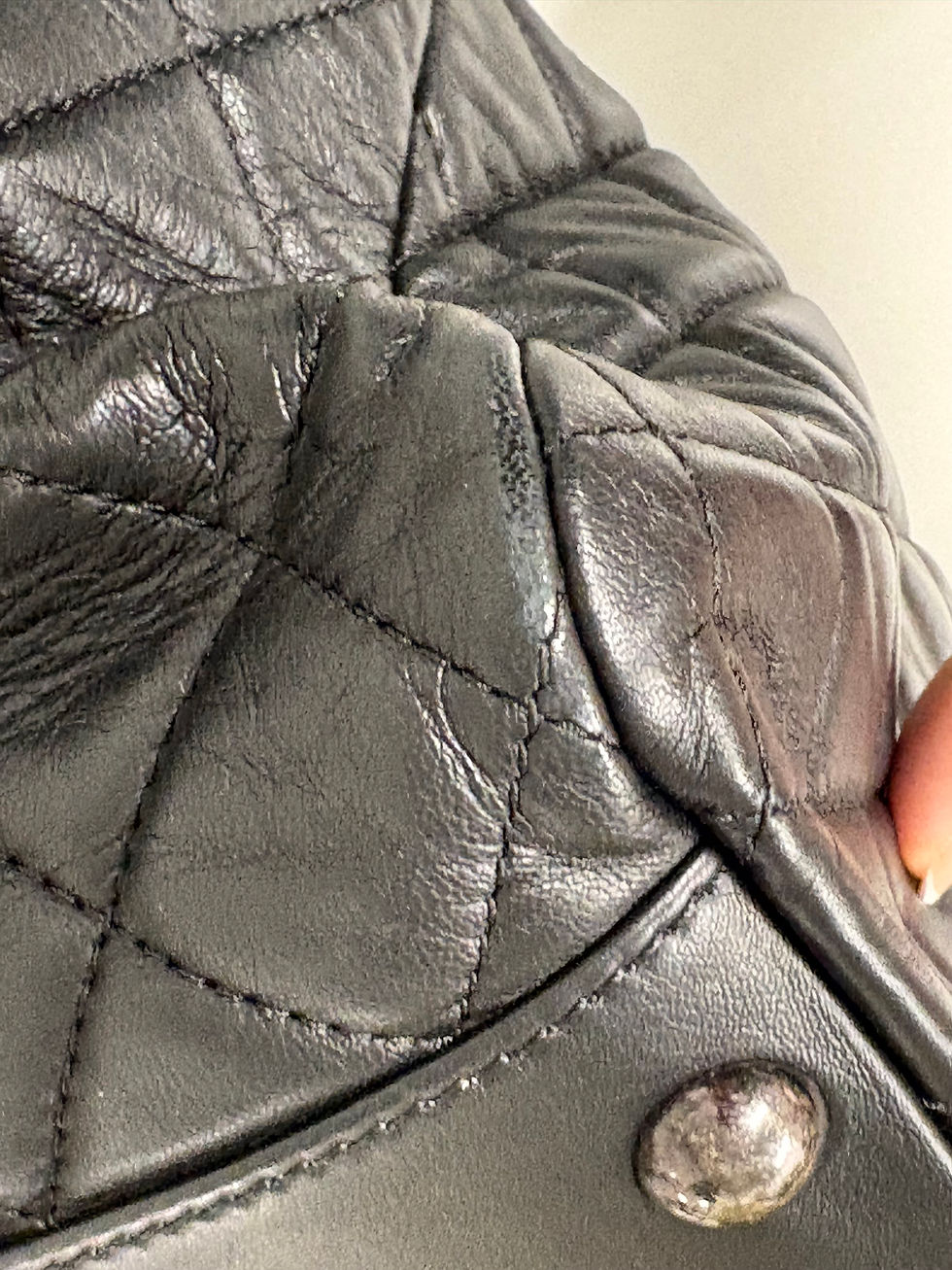 Miniaturbild: Detailaufnahme einer schwarzen gesteppten Lederhandtasche, CHANEL Metalasse Shopper aus Leder.