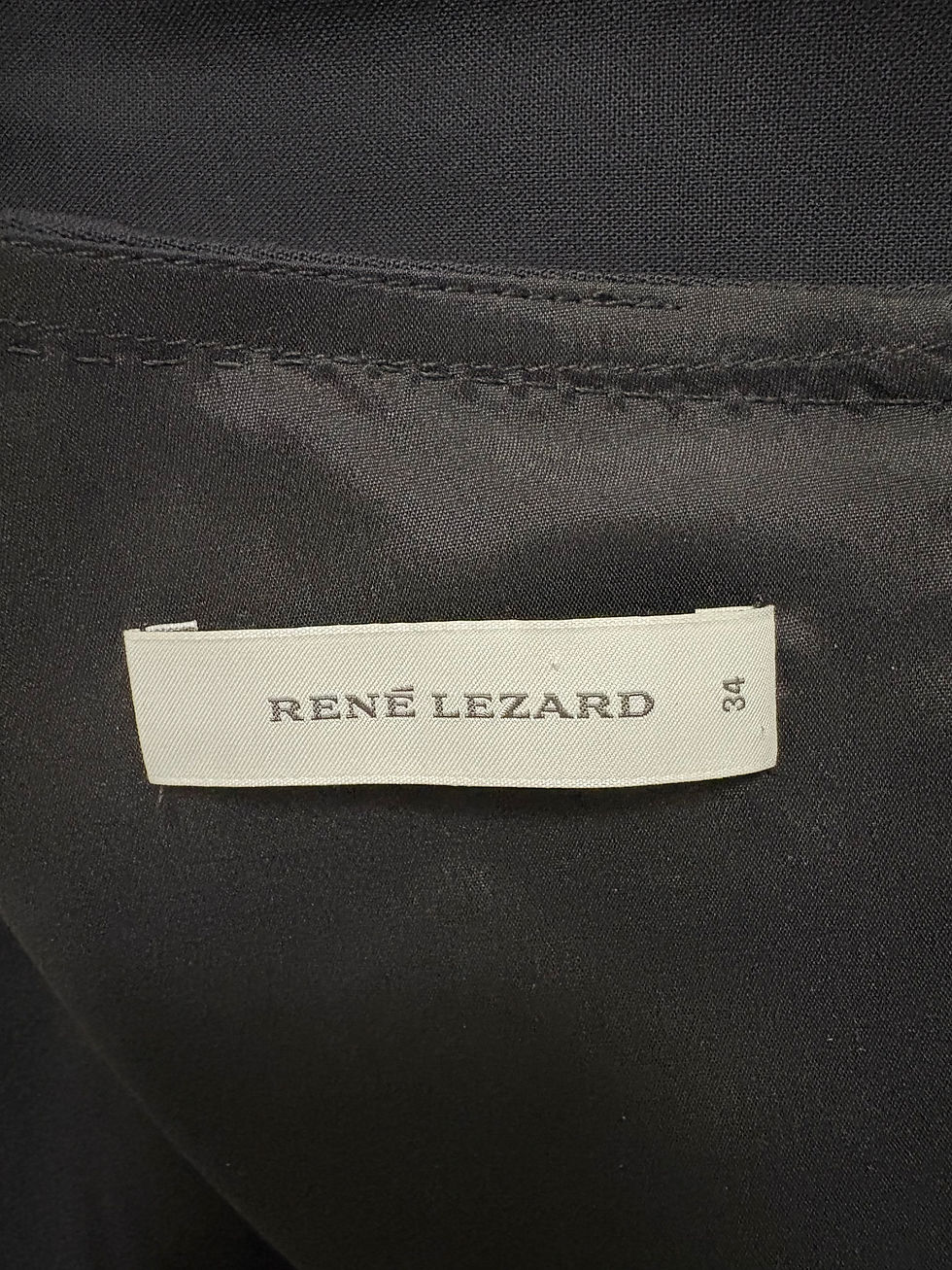 Miniaturbild: RENE LEZARD Etikett mit Größenangabe 34 an der Innenseite eines Kleides.