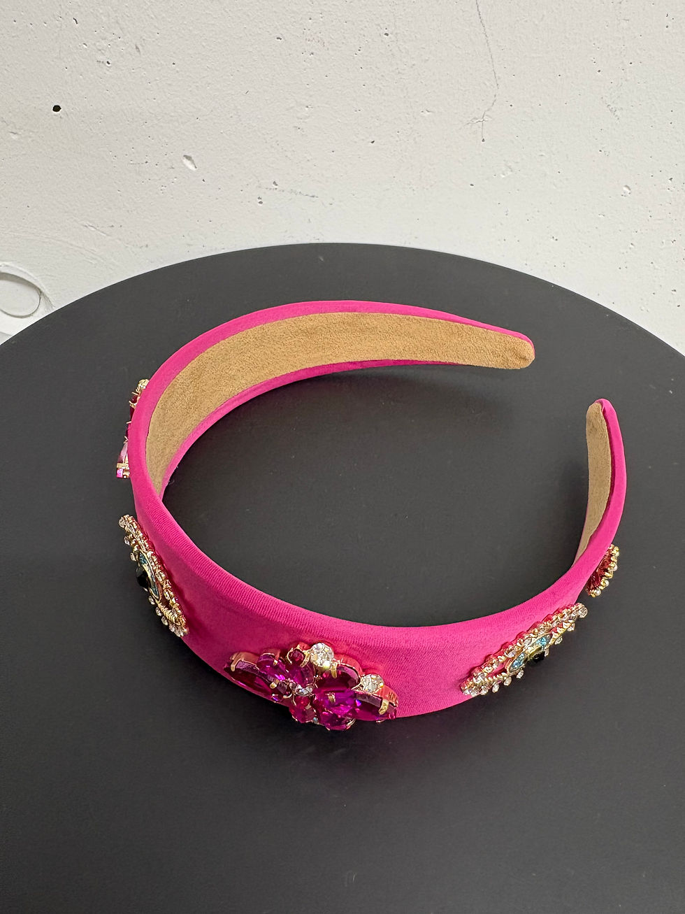 Miniaturbild: Pink headband with gemstones on a black surface. CHACOK Top Gr. 34.