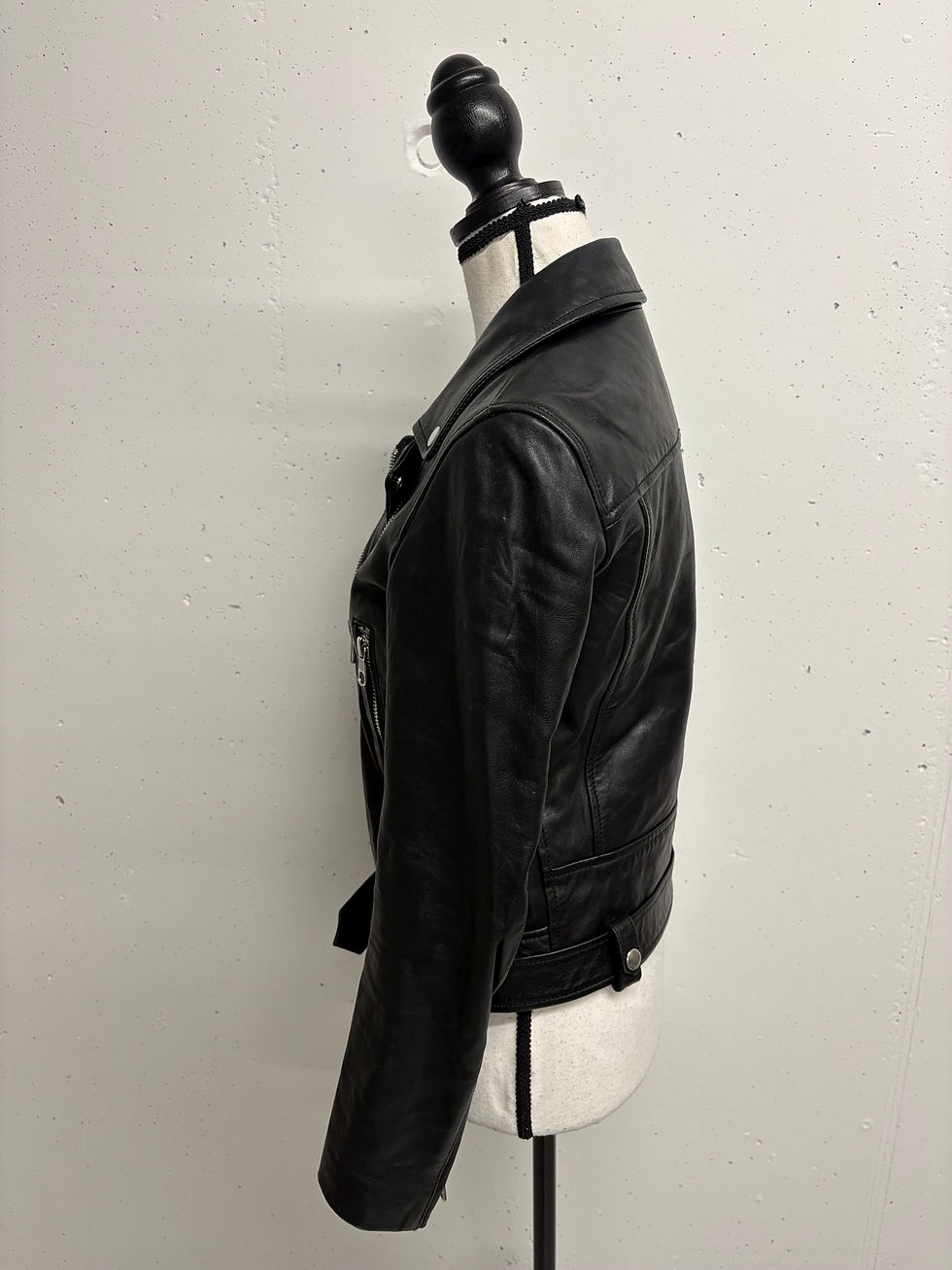Miniaturbild: Schwarze Lederjacke auf einer Schaufensterpuppe. Mode und Bekleidung im Detail.