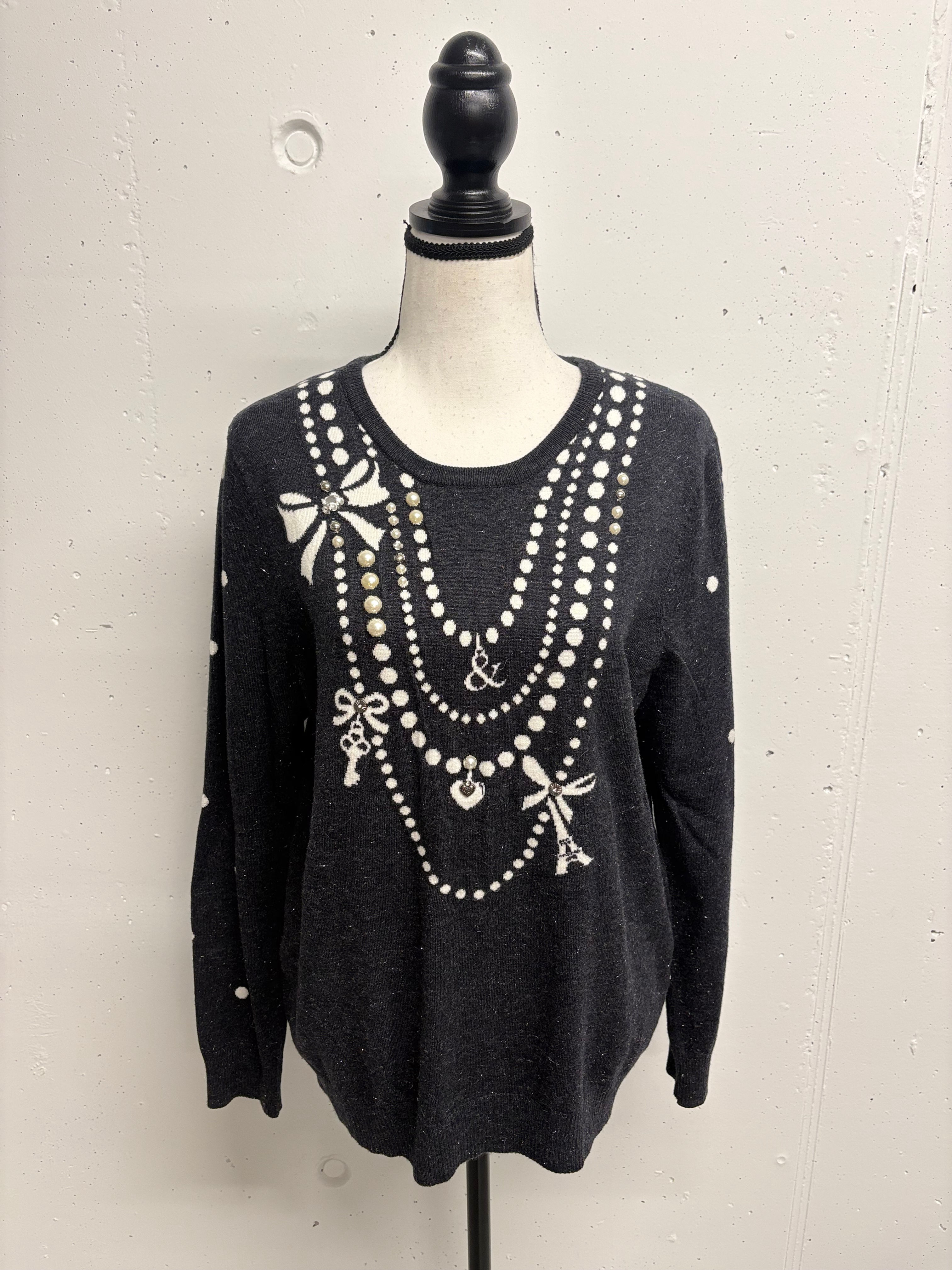 Dunkelgrauer Pullover mit Perlenkette und Schleifen, Dekoration, Bekleidung, Mode.