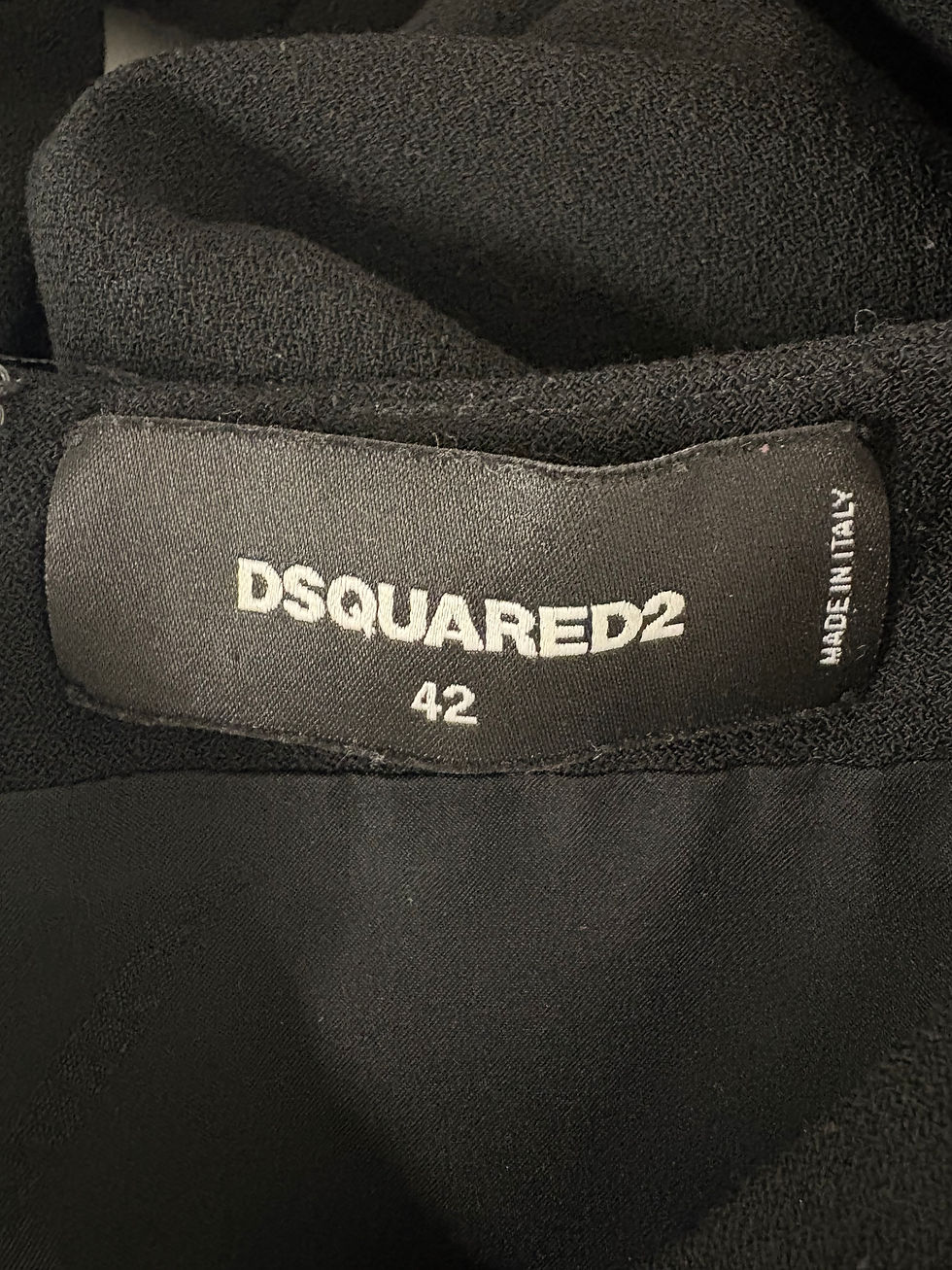 Miniaturbild: Schwarzes Etikett mit Dsquared2-Logo und der Größe 42, Made in Italy.