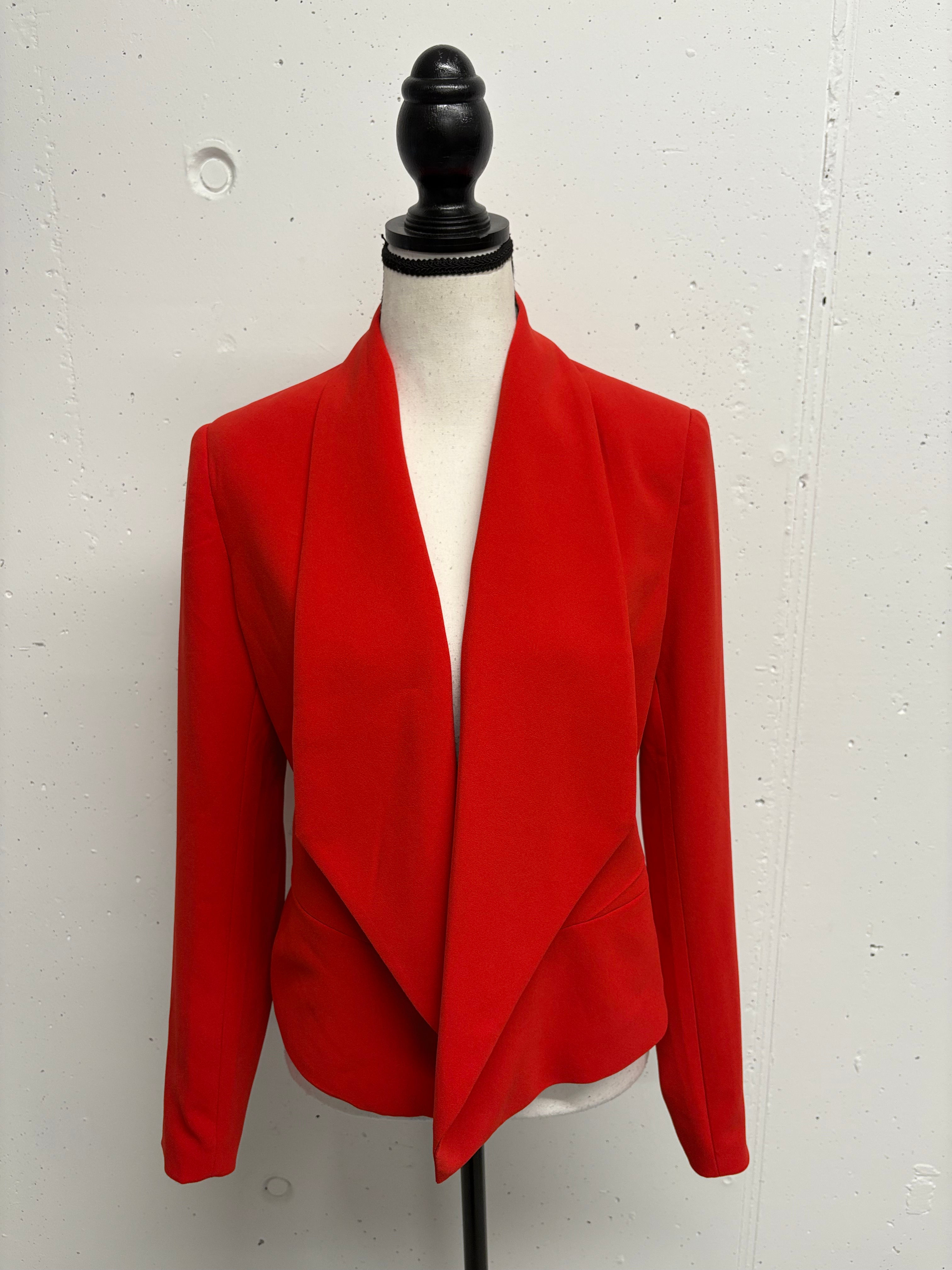 Roter Blazer auf einer Büste; schlichtes Design und auffällige Farbe
