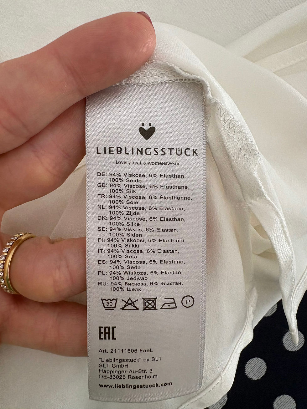 Miniaturbild: Etikett mit Text LIEBLINGSSTÜCK, 94% Viskose Text, LES COYOTES DE PARIS Shirt aus Viskose Gr. S.