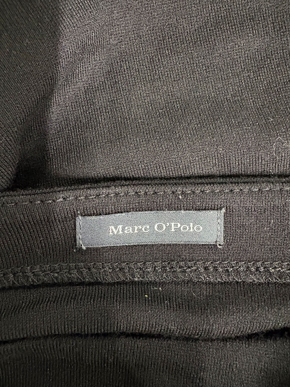 Miniaturbild: Nahaufnahme eines schwarzen Kleidungsstücks mit dem Label Marc O'Polo, Detailansicht.