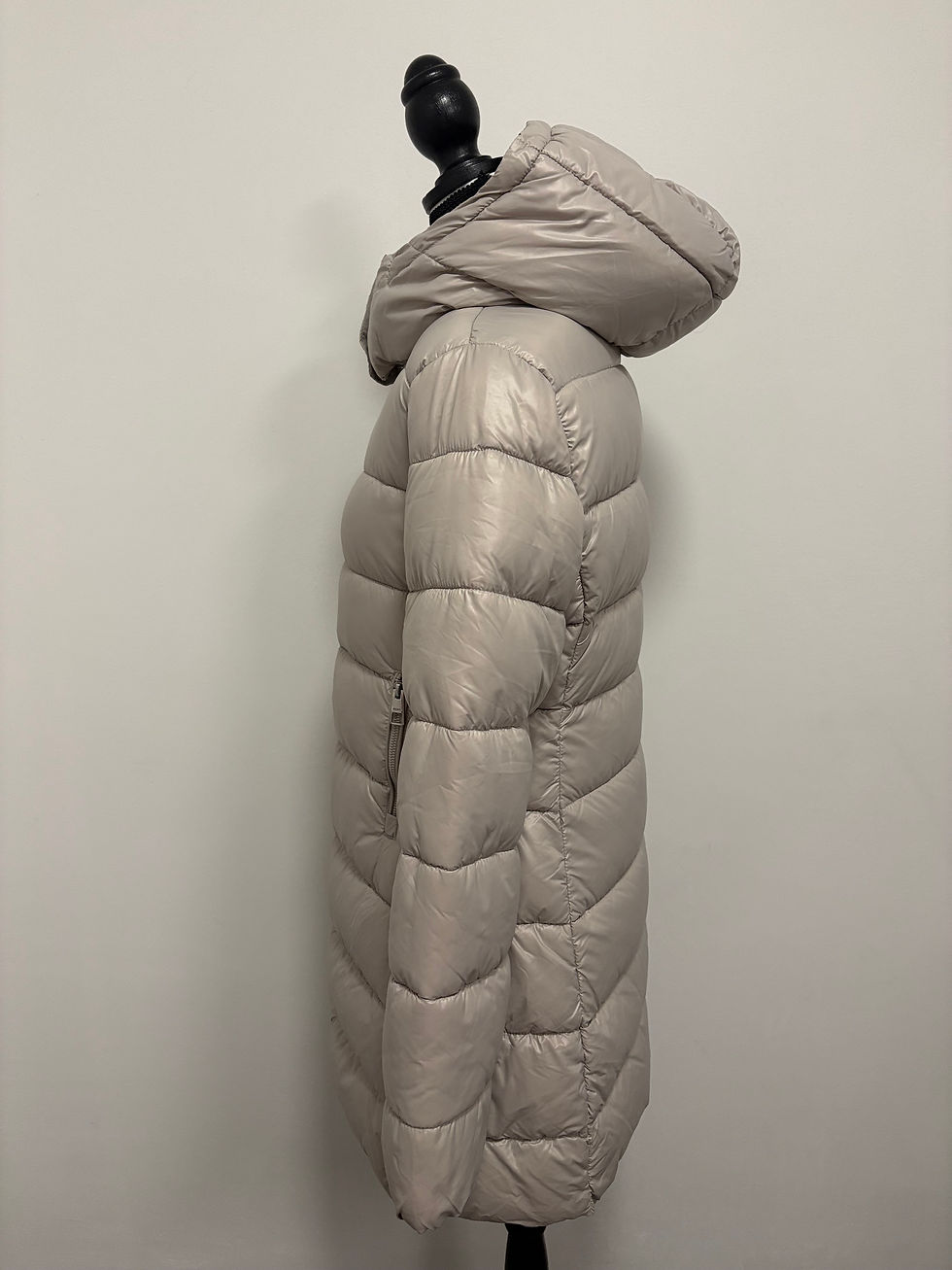 Steppmantel mit Kapuze. Modische Winterjacke im eleganten Stil für Damen.
