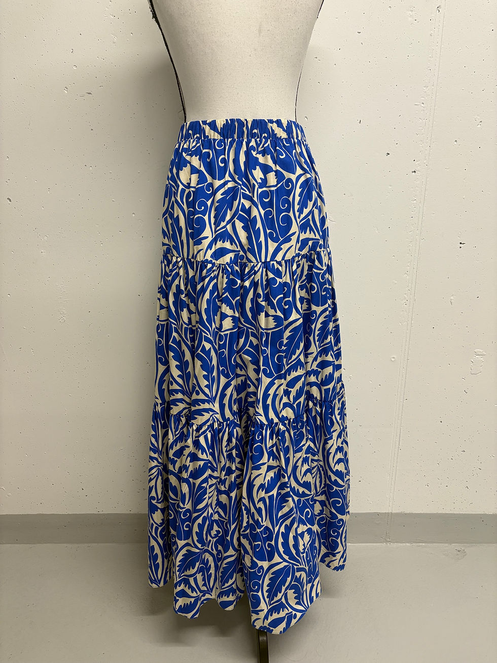 Miniaturbild: Blaue bedruckte Maxirock mit weißem Muster, stilvoll präsentiert auf einer Mannequin.