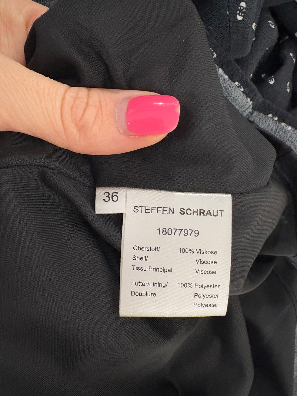 Miniaturbild: Hand hält das Label von Steffen Schraut, Größe 36, Textilinformationen.
