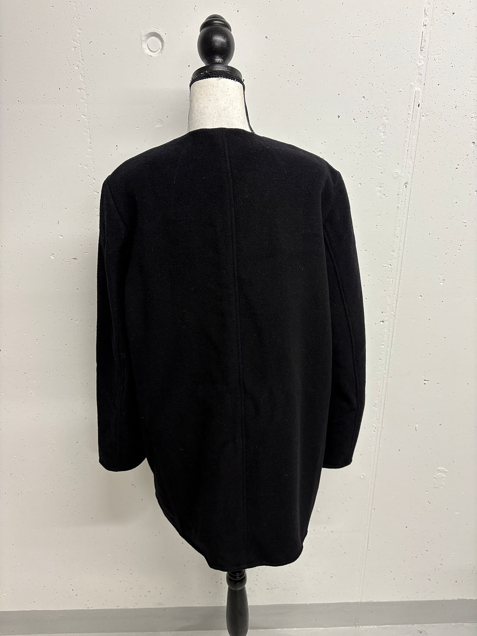 Miniaturbild: Rückansicht eines schwarzen Blazers auf einem Schneiderbüste, Detailansicht, Studioaufnahme