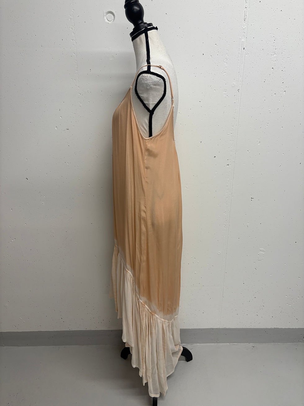 Miniaturbild: Beige OPUS knielanges Kleid Gr. 34, side view, dress displayed on a mannequin.