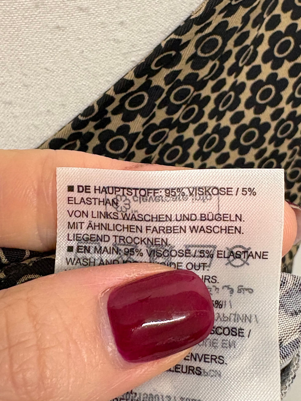 Miniaturbild: Etikett mit Text: DE HAUPTSTOFF 95% Viskose, von links waschen, liegend trocknen.