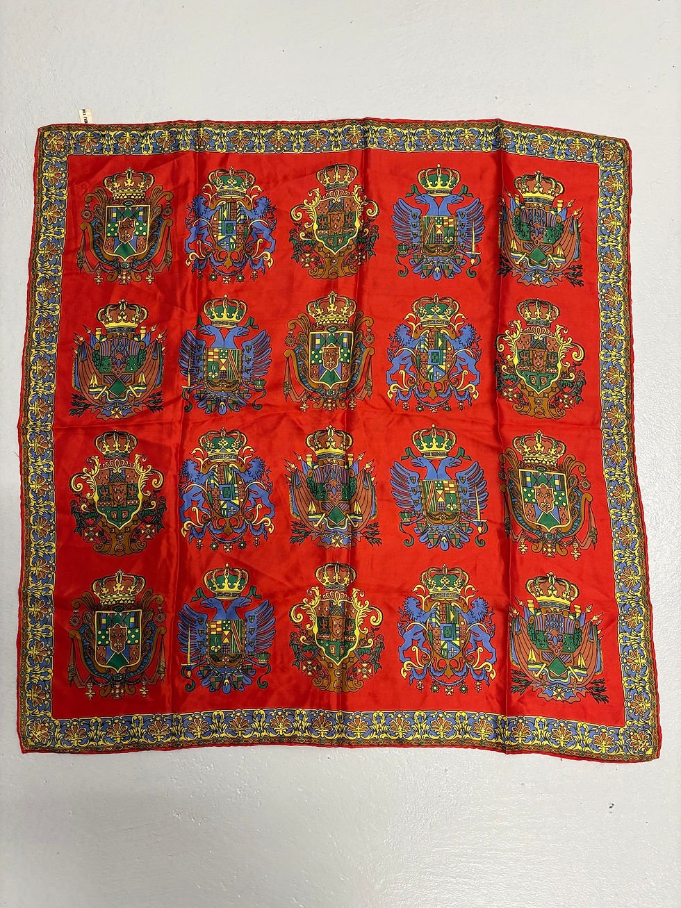 Rotes Seidentuch mit Wappen Muster, quadratisch, farbenfroh, dekorativ, Textildesign, nah