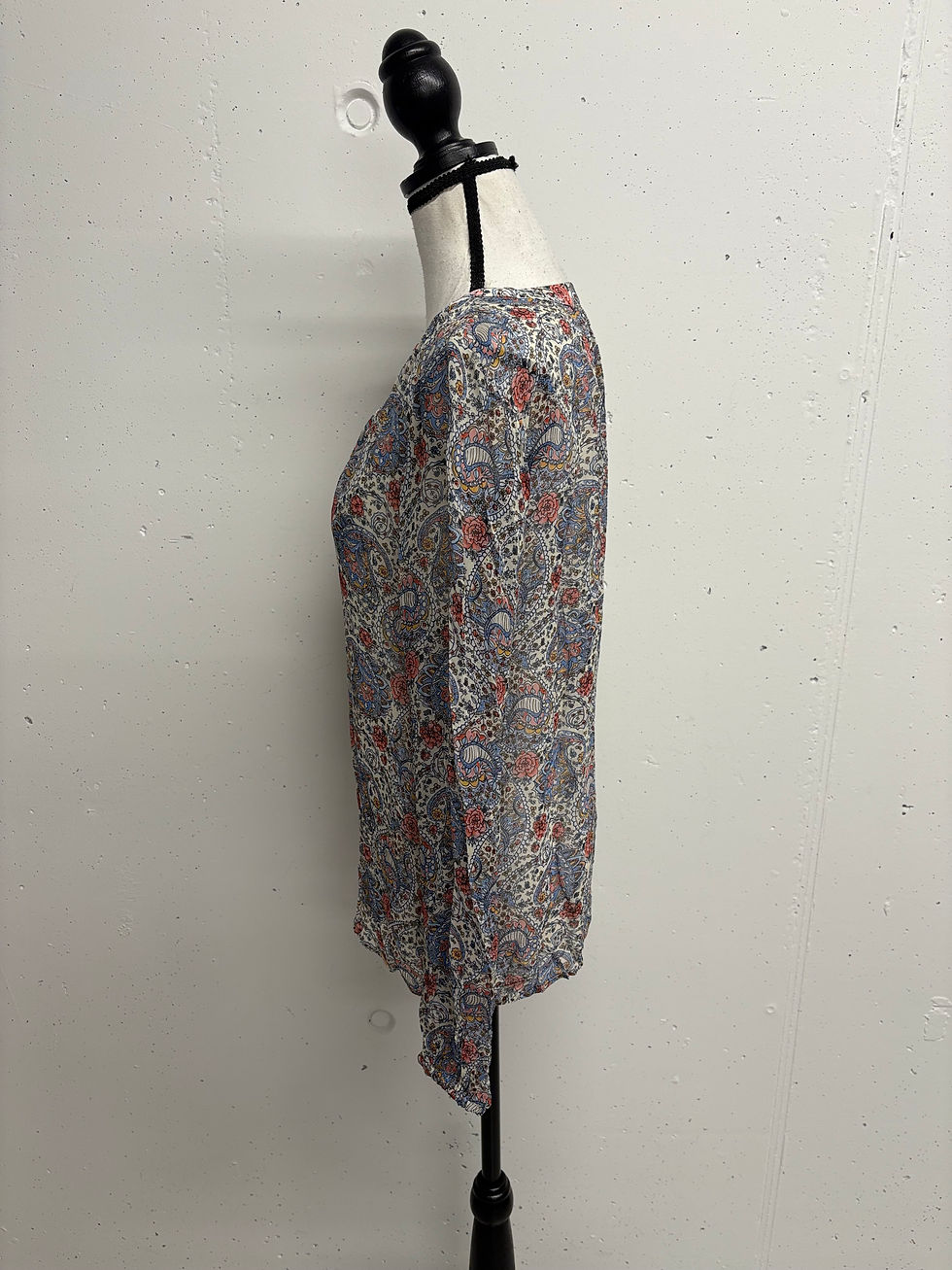 Bluse auf Schaufensterpuppe mit floralem Muster. GRACIA gemusterte Bluse Gr. M, Bekleidung.