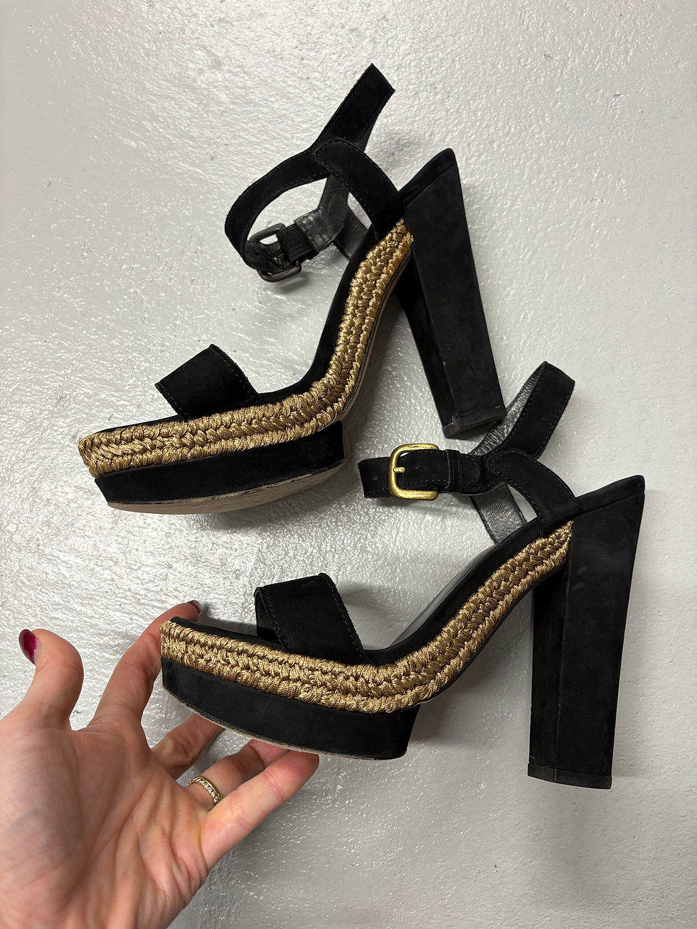 Miniaturbild: Schwarze Sandalen mit Blockabsatz auf hellem Grund, seitliche Ansicht, Detailaufnahme.