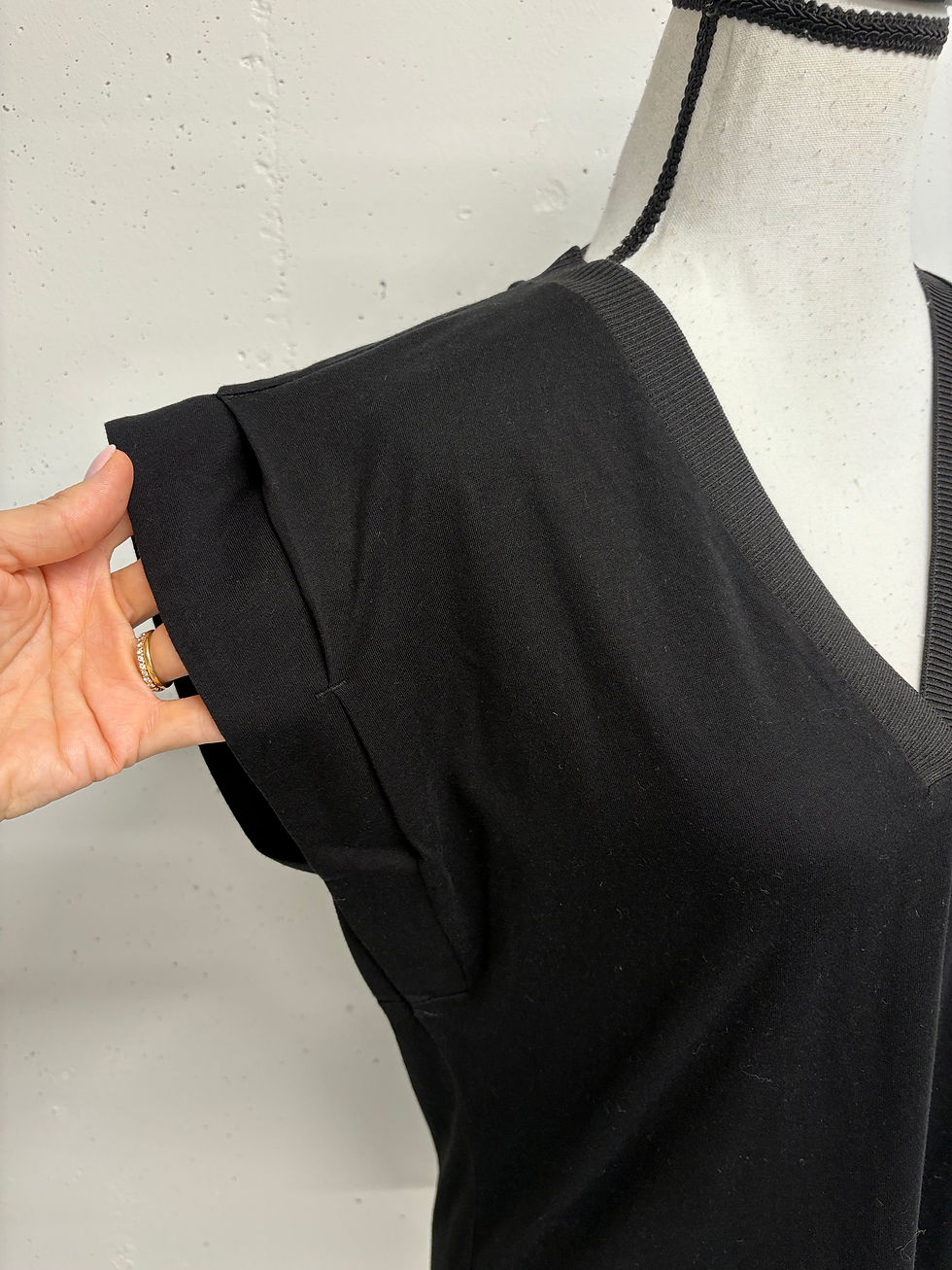 Miniaturbild: Schwarzes T-Shirt mit V-Ausschnitt, Detailaufnahme mit gerollter Manschette. MADS NORGAAR Feinstrick Shirt Gr. XS