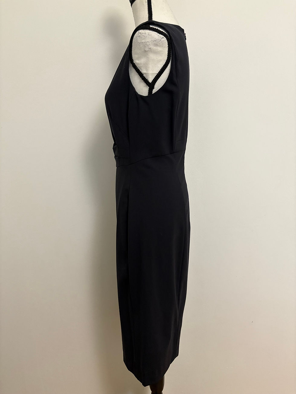 Miniaturbild: Schwarzes Kleid auf einer Büste, RENE LEZARD dunkelblaues Etuikleid Gr. 34, Seitenansicht, elegant.