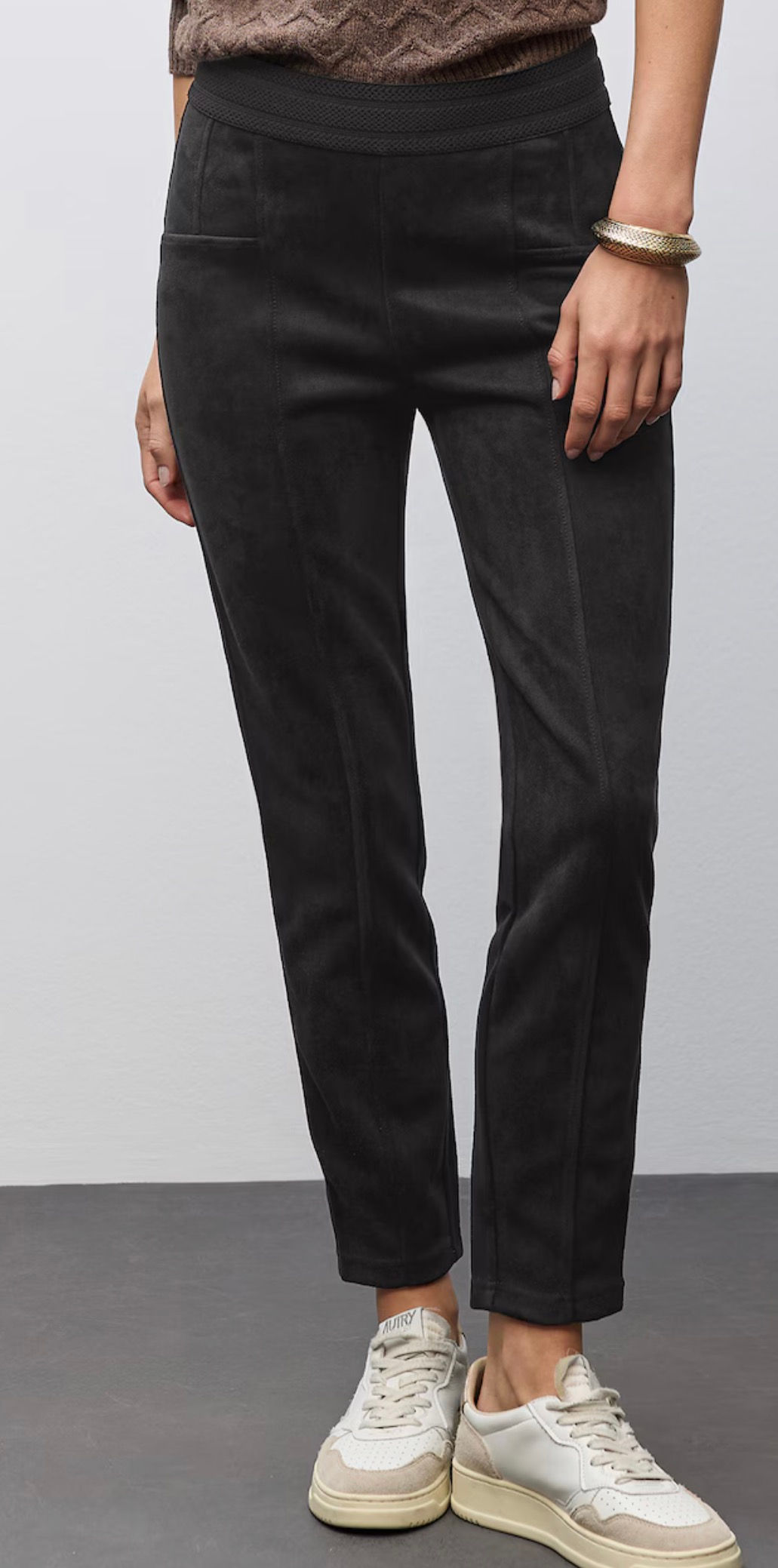 Dunkle Hose, Detailansicht, Produktbild, zeigt Stoffbeschaffenheit und Nähte, elegant und schlicht.