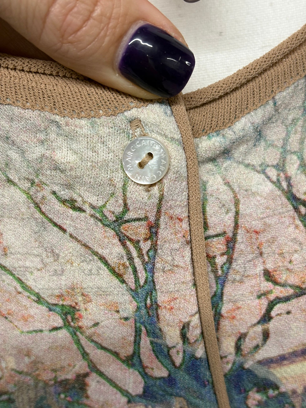 Miniaturbild: Detailaufnahme eines Knopfes und eines Stoffes mit Baum-Design, Kleid Gr.36.