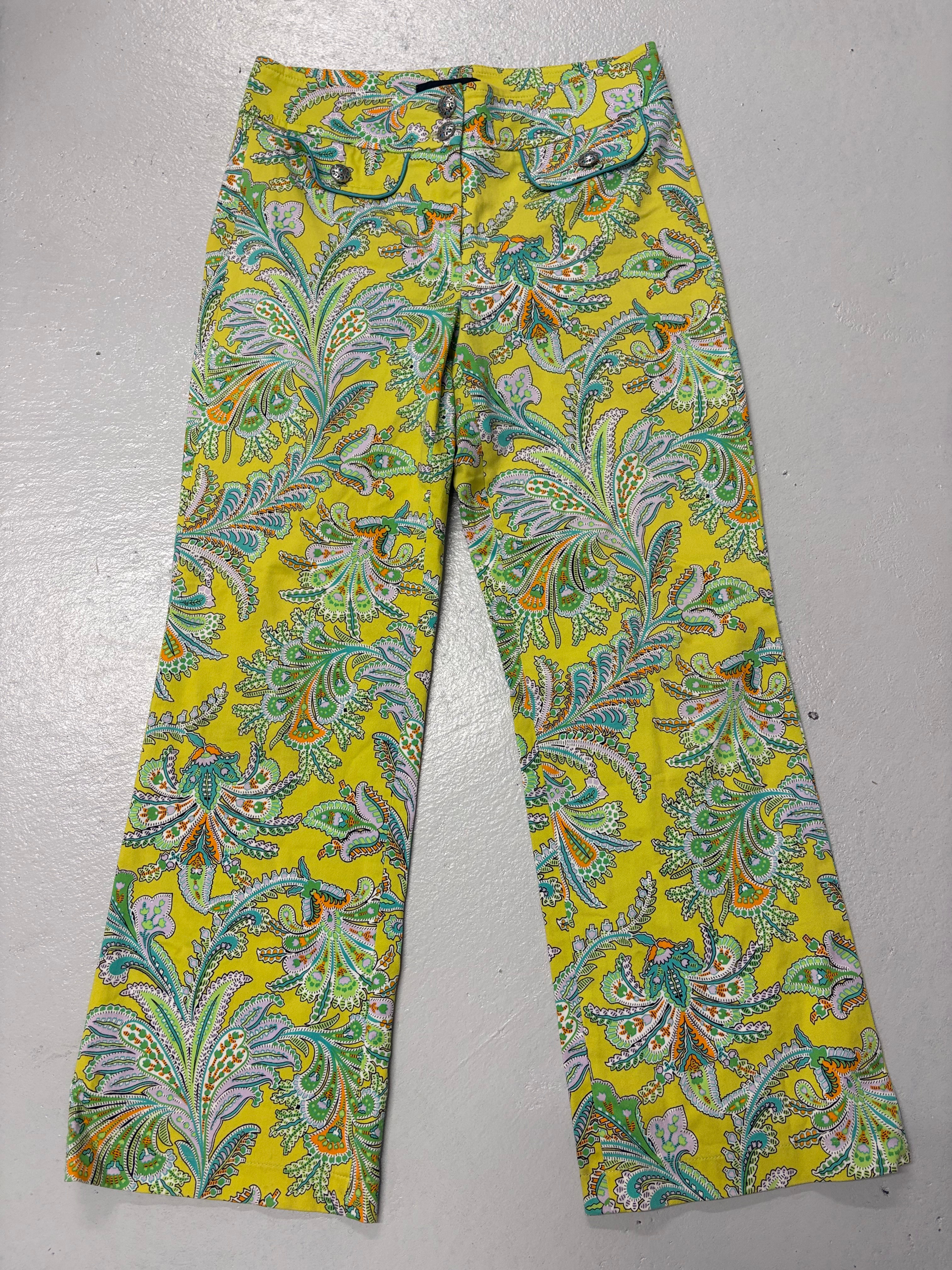 Gelbe Hose mit bunten floralen Mustern, Nahaufnahme. S. OLIVER Maxirock aus Baumwolle Gr. 38.