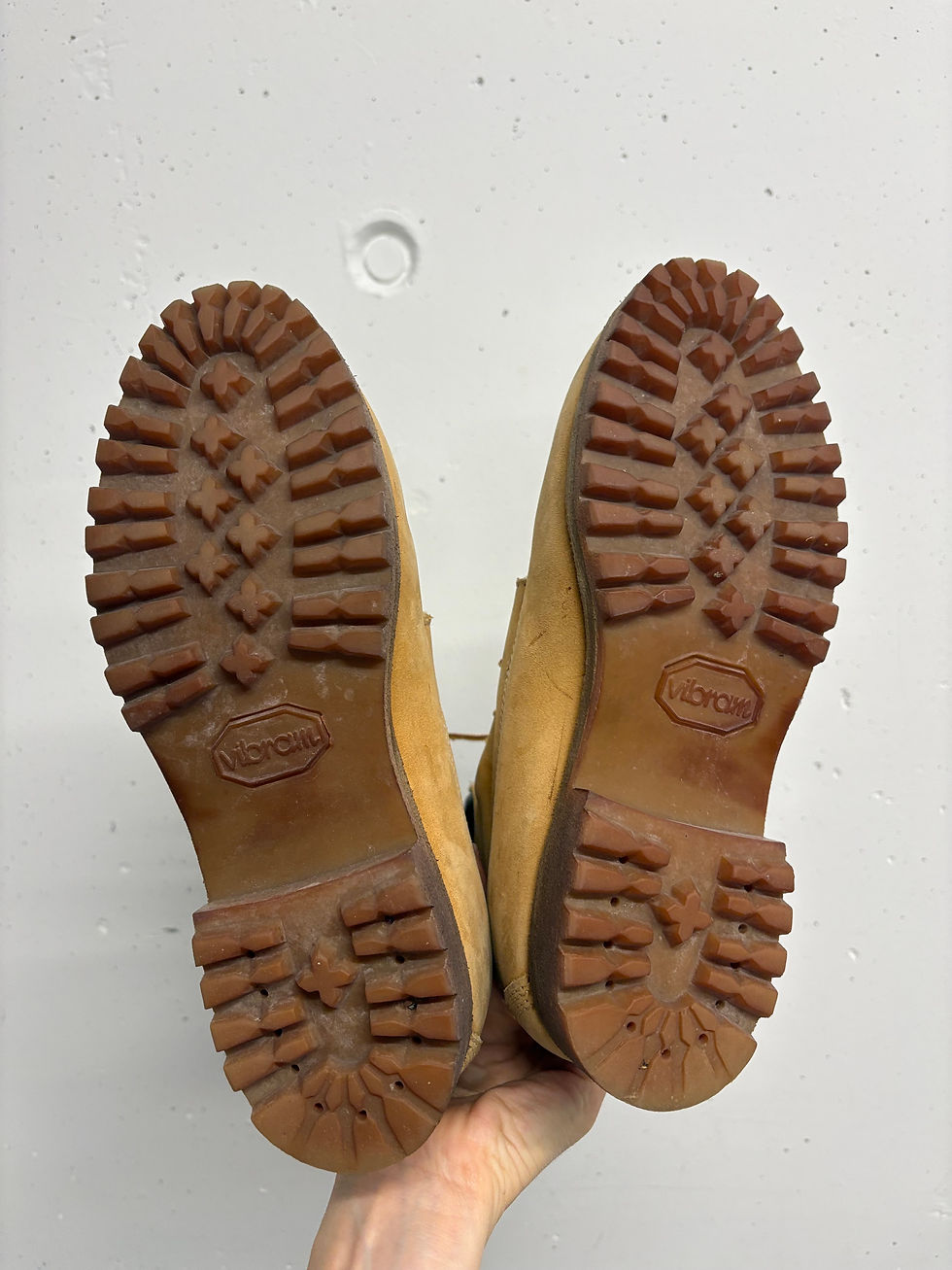 Miniaturbild: Gelbe Stiefelsohlen, Sohlenansicht mit VIBRAM-Logo, Detailaufnahme, Profil der Stiefel