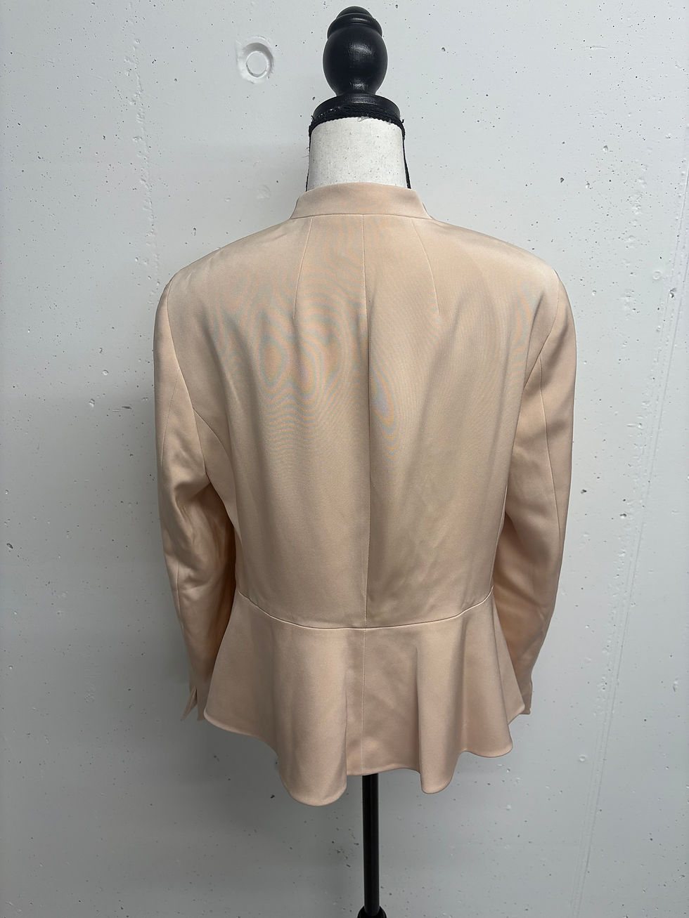 Miniaturbild: Rückansicht einer hellrosa Bluse. EMILY VAN DEN BERGH Bluse aus Viskose Gr. 40, elegante Kleidung.