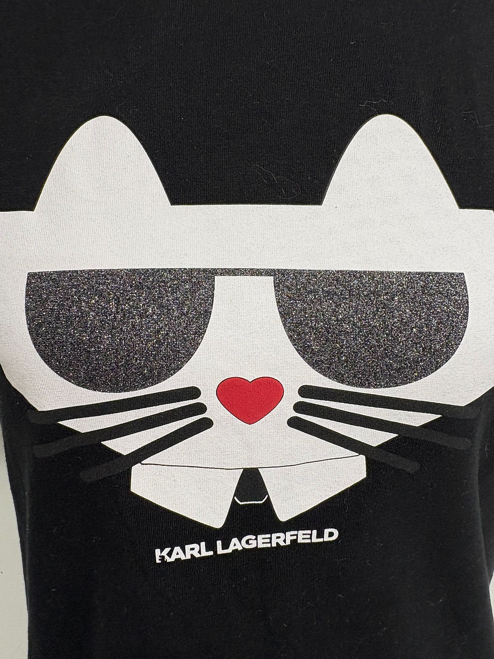 Miniaturbild: Schwarzes T-Shirt mit Karl Lagerfeld Katze und rotem Herz
