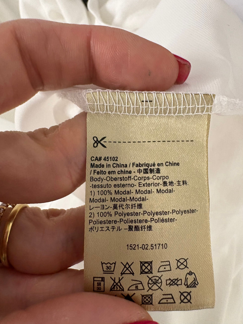 Miniaturbild: Ein Etikett mit Text zeigt Made in China, Stoffzusammensetzung und weitere Details.
