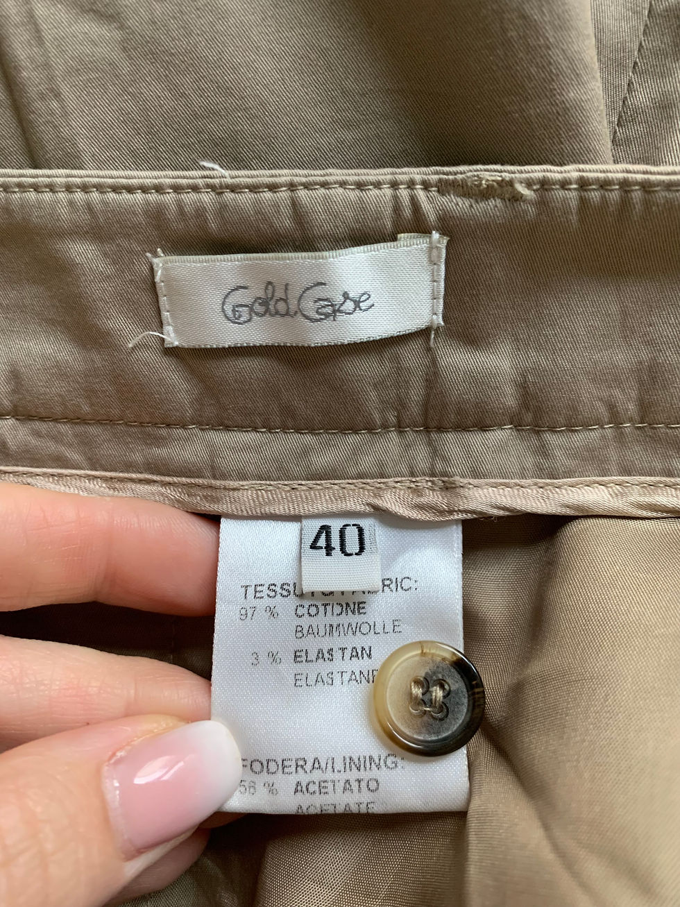 Miniaturbild: Gold Cape label on trousers with size 40 and material details.