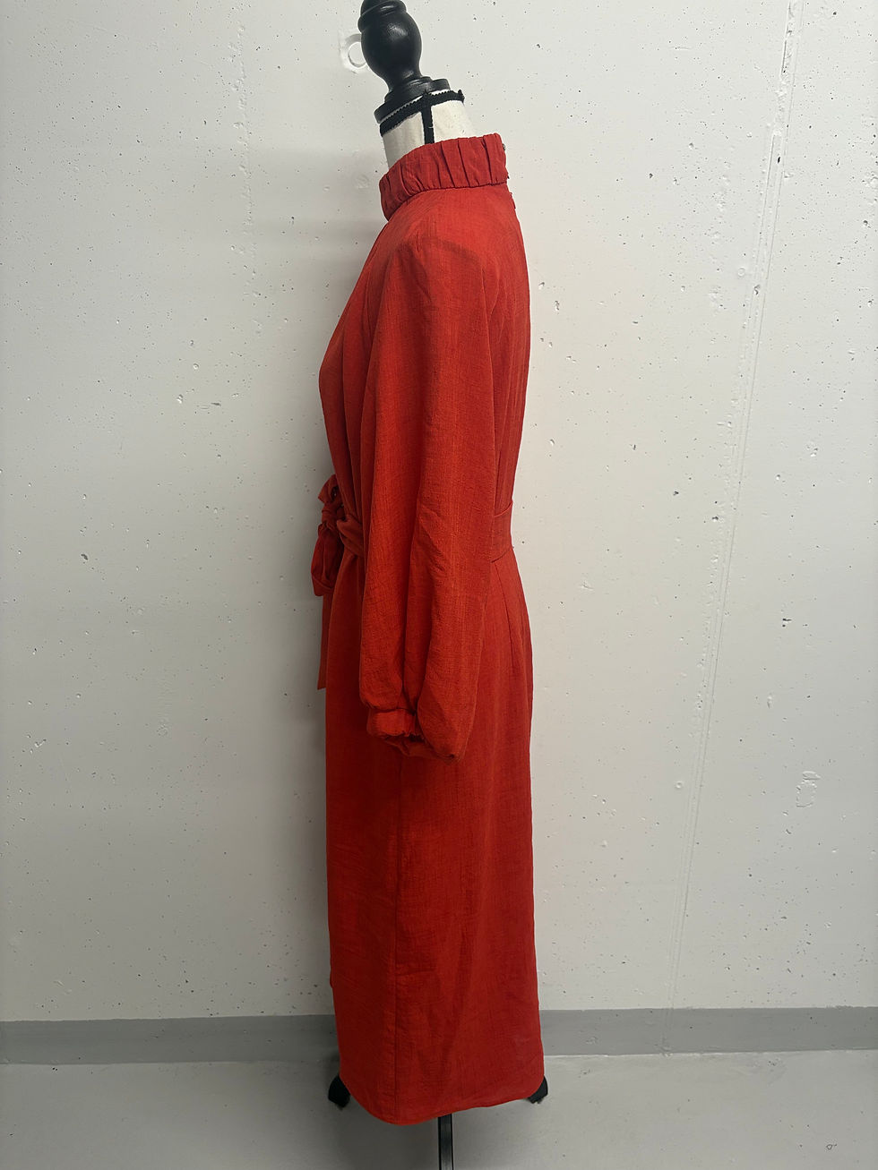 Miniaturbild: Rotes Kleid mit hohem Kragen und Gürtel. JAEGER gestreifte Bluse Gr. 42. Modischer Stil.