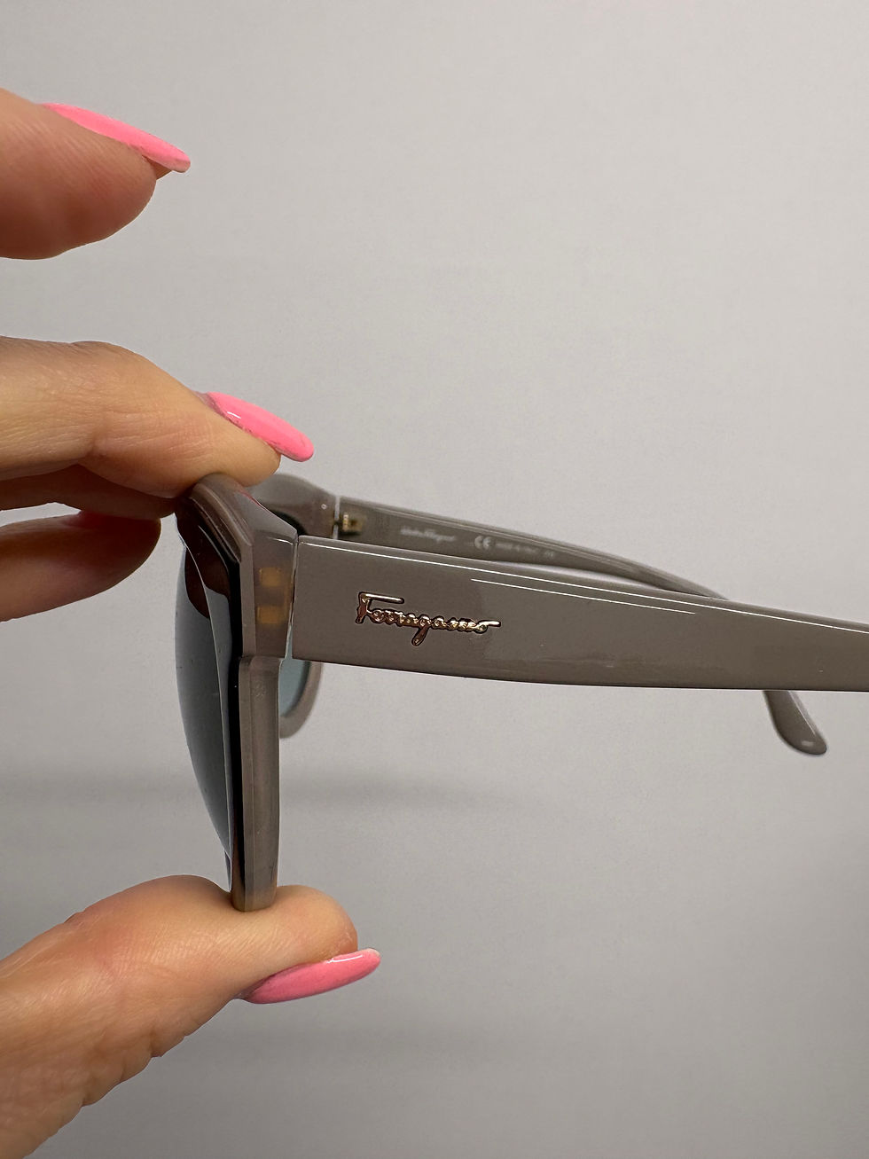 Miniaturbild: SALVATORE FERRAGAMO Sonnenbrille in grau & schwarz