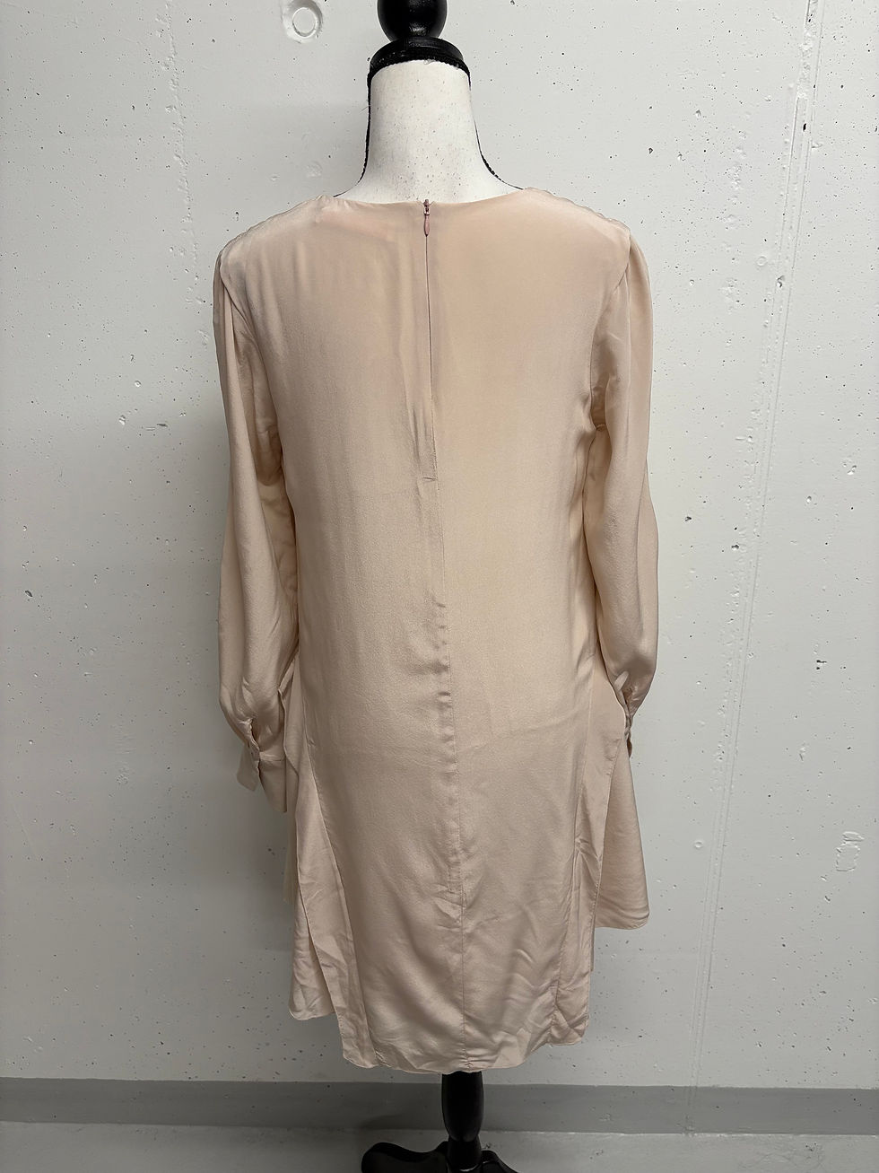 Miniaturbild: Beiges, elegantes Kleid mit langen Ärmeln, Rückseite, auf Kleiderbügel. COS maritimes Kleid Gr. S