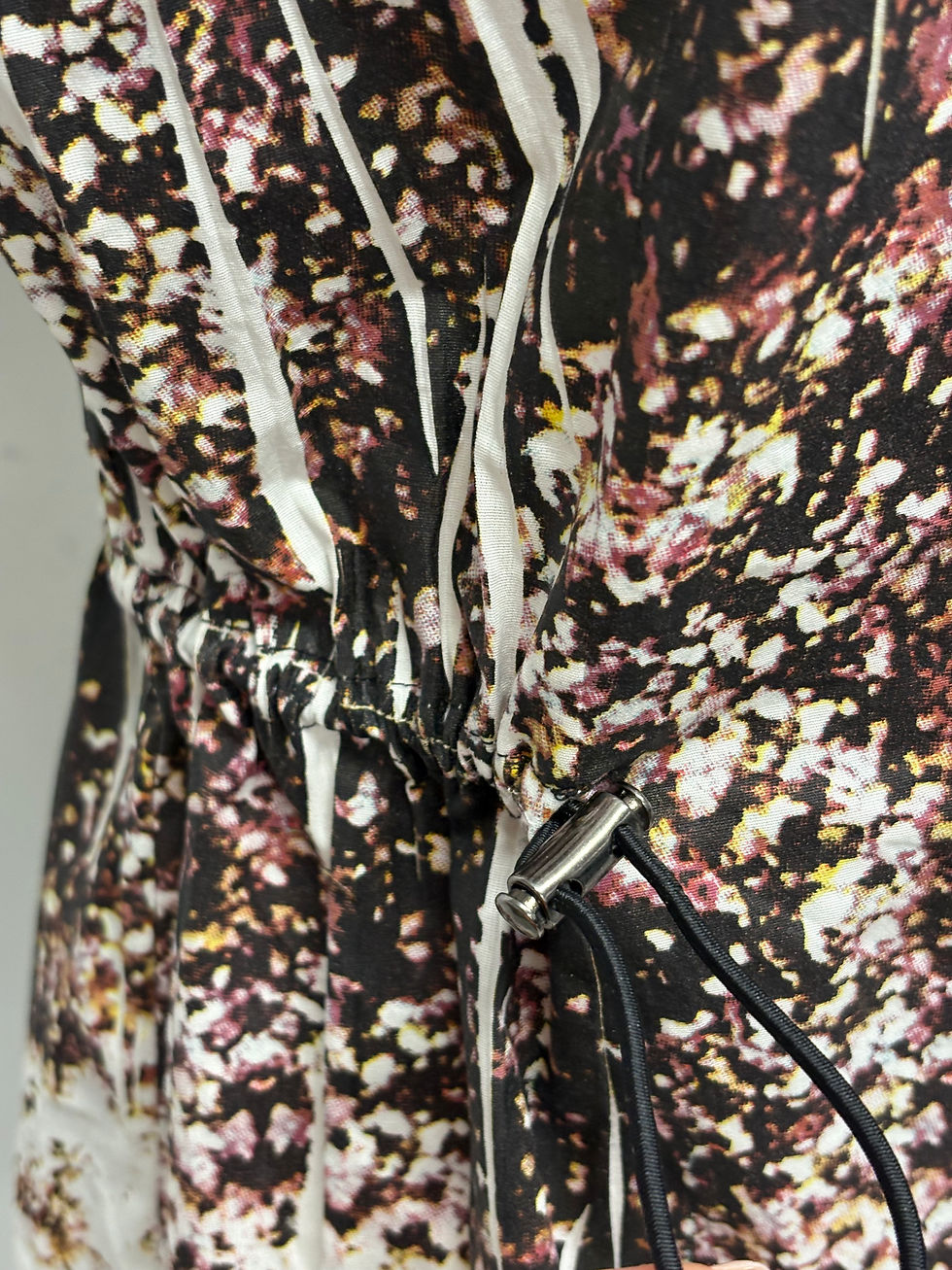 Miniaturbild: Nahaufnahme eines Kleides mit Muster und Kordelzug, CLUB MONACO Kleid aus Seide Gr. XS, Detail